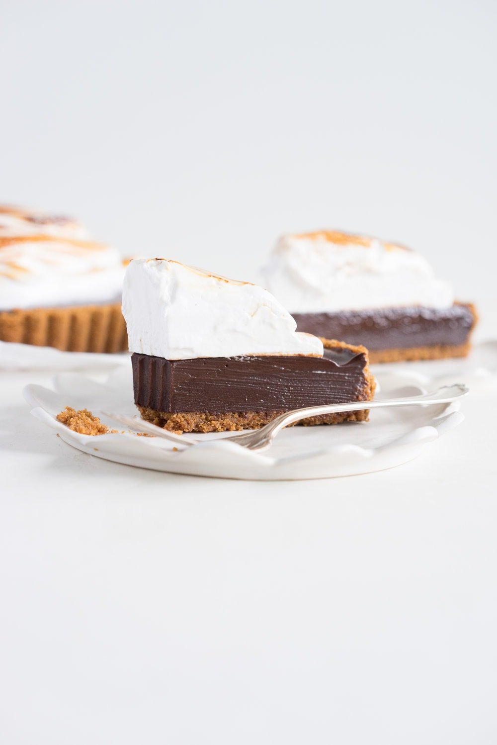 S'mores tart - brown butter graham cracker crust, silky chocolate ganache filling, and toasty vanilla bean marshmallow. #tart #chocolatetart #s'morestart #grahamcracker #smorestart #brownbutter #chocolateganache