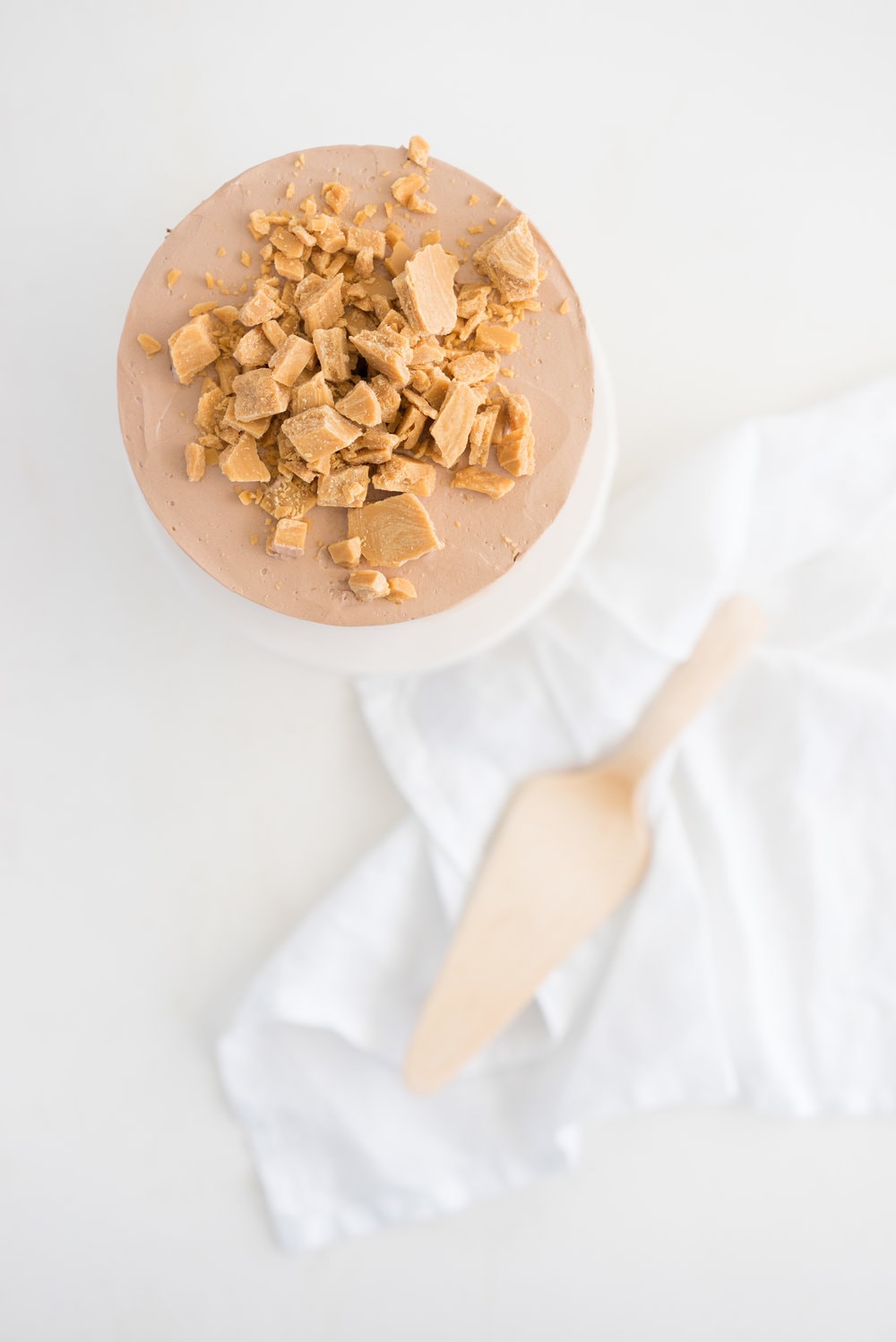 Peanut Butter Cake with Dark Chocolate Swiss Meringue Buttercream and Peanut Butter Crunch #cake #peanut butter