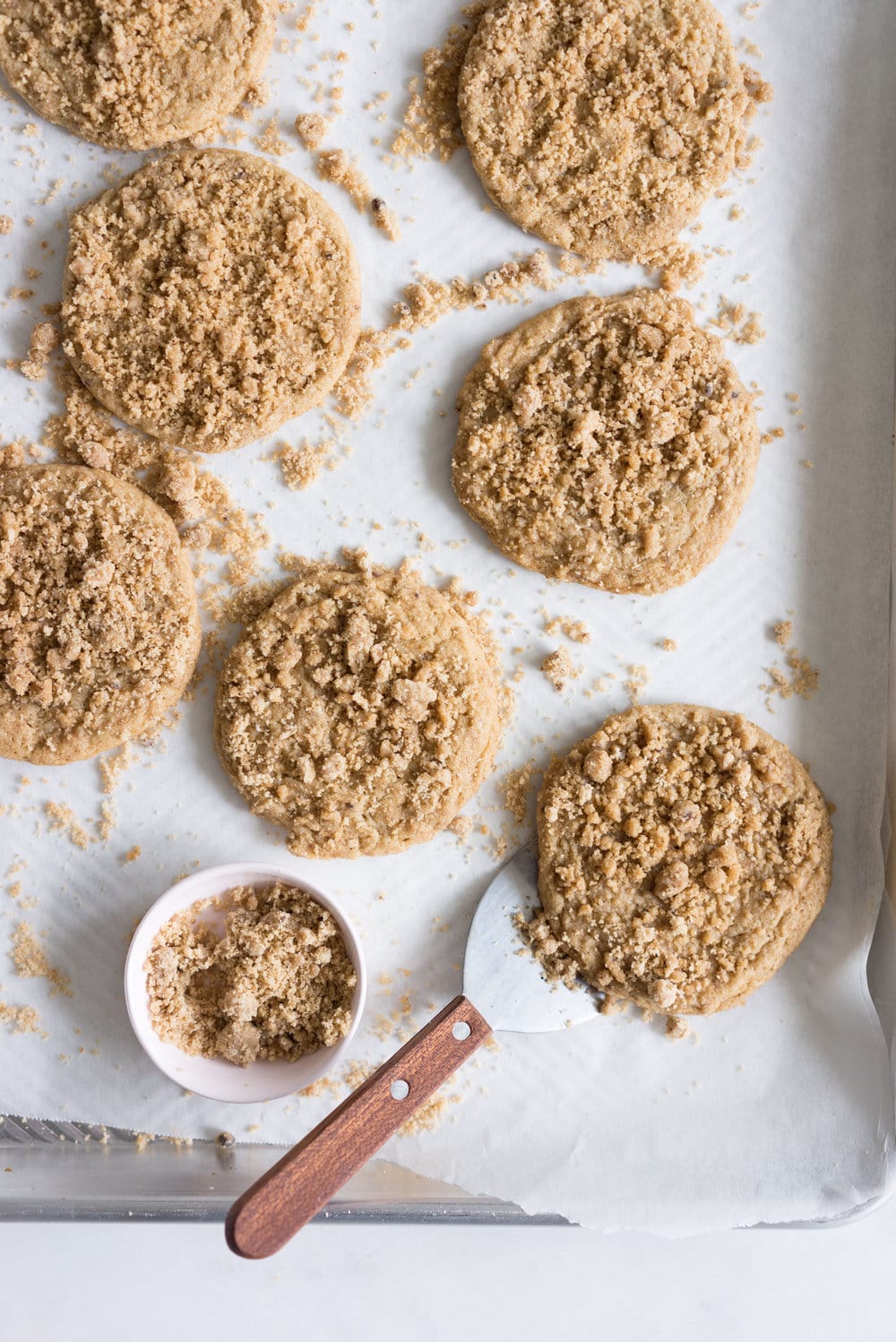 Frozen Yogurt Cookie Sandwiches with Brown Butter Streusel cookies from Cloudy Kitchen. Streusel Cookies sandwich a creamy, dreamy frozen yogurt, which is incredibly easy to whip up, and requires no straining of the yogurt! #frozenyogurt #frozenyoghurt #cookiesandwich
