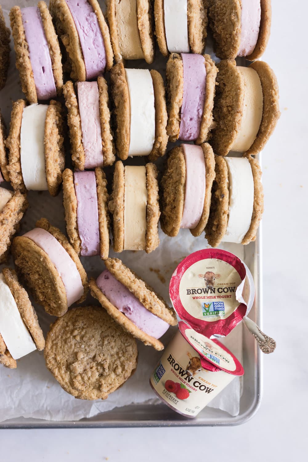 Frozen Yogurt Cookie Sandwiches with Brown Butter Streusel cookies from Cloudy Kitchen. Streusel Cookies sandwich a creamy, dreamy frozen yogurt, which is incredibly easy to whip up, and requires no straining of the yogurt! #frozenyogurt #frozenyoghurt #cookiesandwich