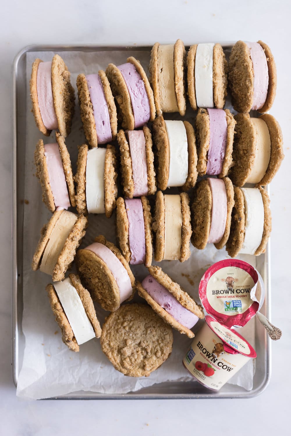 Frozen Yogurt Cookie Sandwiches with Brown Butter Streusel cookies from Cloudy Kitchen. Streusel Cookies sandwich a creamy, dreamy frozen yogurt, which is incredibly easy to whip up, and requires no straining of the yogurt! #frozenyogurt #frozenyoghurt #cookiesandwich