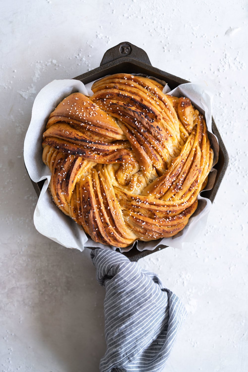 Fluffy Brioche filled with Roasted Garlic, Tomato and Ricotta Pesto. Rolled up and twisted into a knot, and baked to golden, puffy perfection. Perfect on it's own or as an addition to a lunch or alongside a bowl of soup. #brioche #briocheknot #pestobrioche