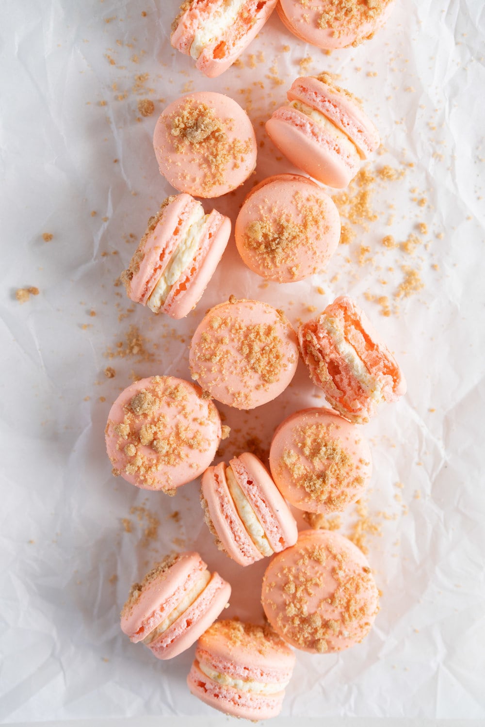 Roasted Peach Streusel Macarons - inspired by the peach cobbler, these french macarons have a roasted peach german buttercream, and a brown butter streusel crunch #macarons #peachcobbler #frenchmacaron #roastedpeach #germanbuttercream