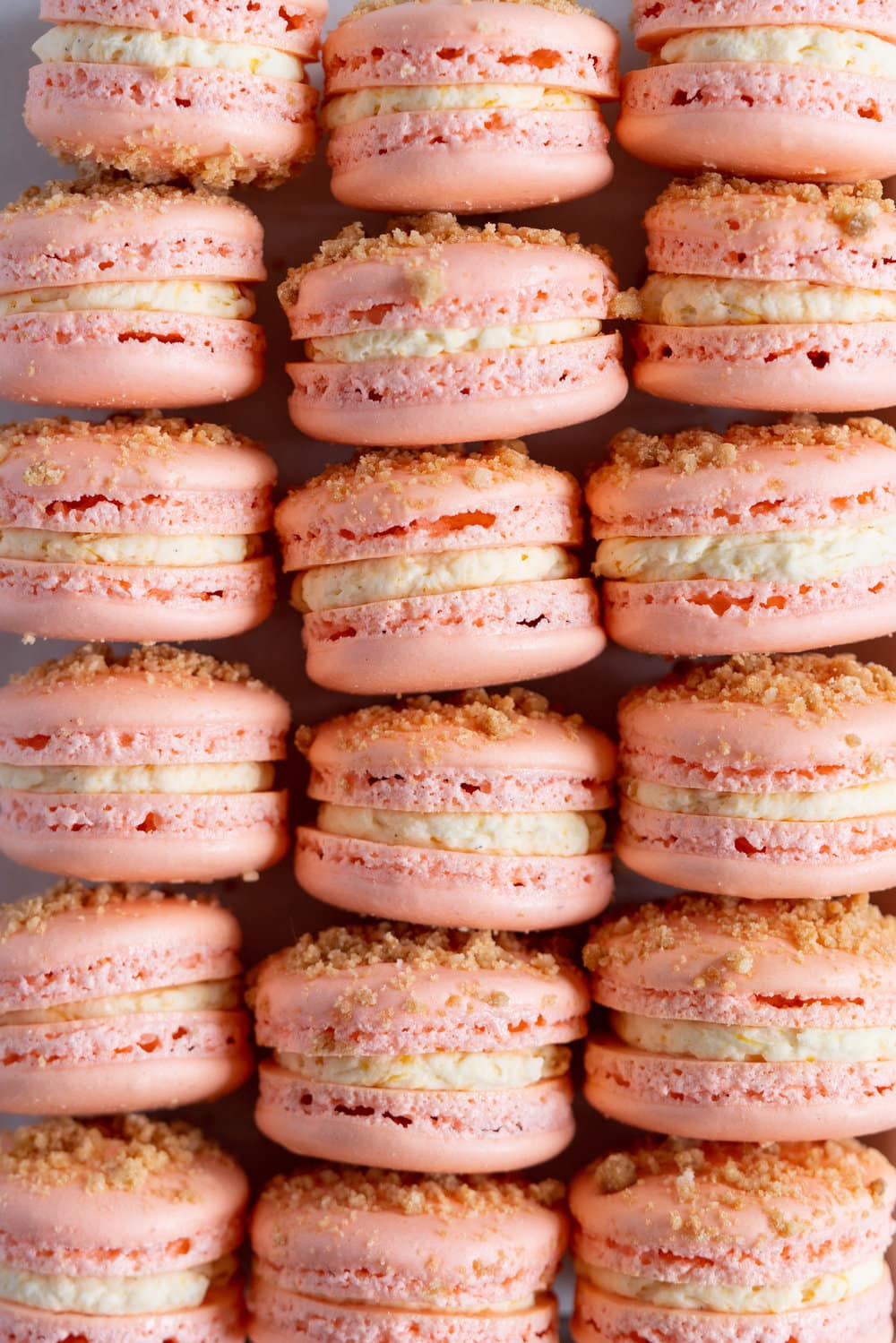 Roasted Peach Streusel Macarons - inspired by the peach cobbler, these french macarons have a roasted peach german buttercream, and a brown butter streusel crunch #macarons #peachcobbler #frenchmacaron #roastedpeach #germanbuttercream
