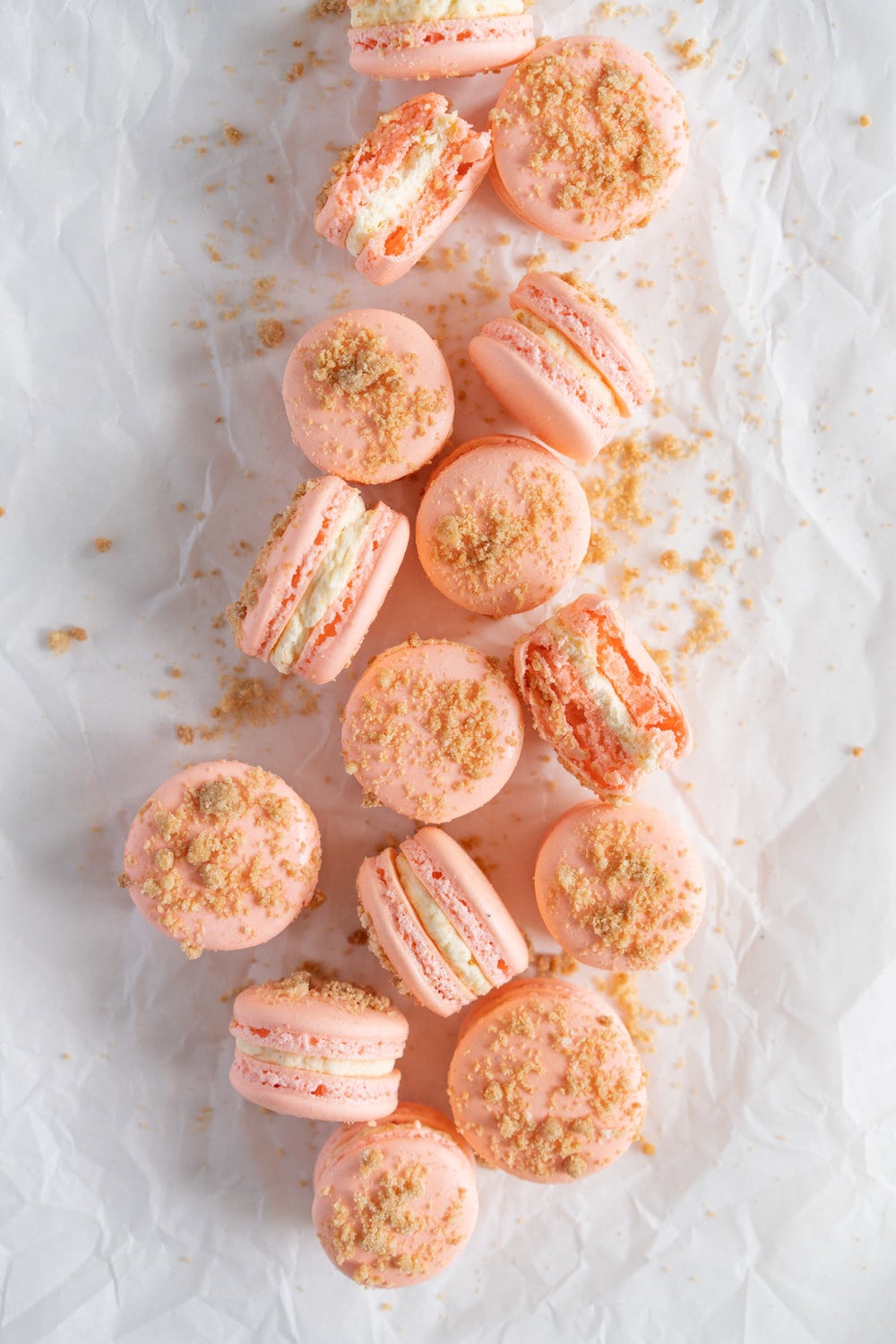 Roasted Peach Streusel Macarons - inspired by the peach cobbler, these french macarons have a roasted peach german buttercream, and a brown butter streusel crunch #macarons #peachcobbler #frenchmacaron #roastedpeach #germanbuttercream