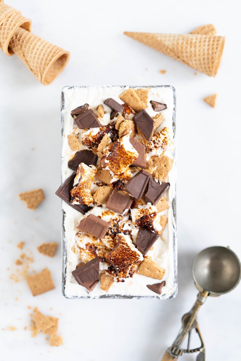 S'mores Philadelphia Style Ice cream - creamy vanilla philadelphia style ice cream is layered with toasted marshmallow pieces, chocolate shards and crushed graham crackers. Philadelphia ice cream is incredibly easy to make and the perfect base for this s'mores ice cream #smores #s'mores #icecream #philadelphiastyle #vanillaicecream
