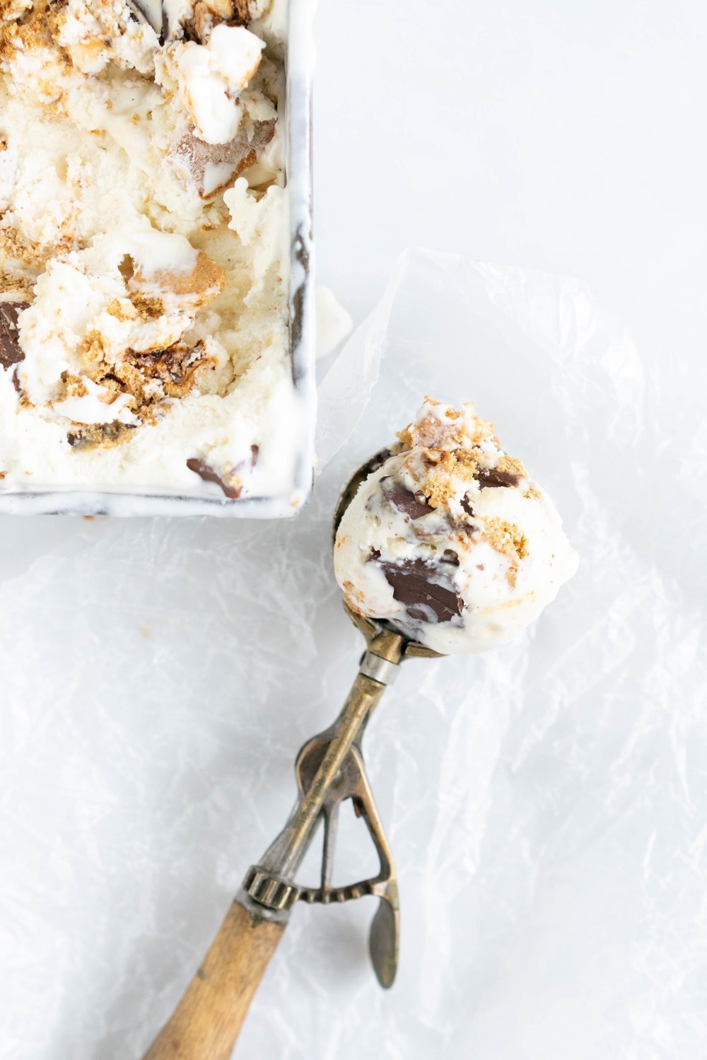S'mores Philadelphia Style Ice cream - creamy vanilla philadelphia style ice cream is layered with toasted marshmallow pieces, chocolate shards and crushed graham crackers. Philadelphia ice cream is incredibly easy to make and the perfect base for this s'mores ice cream #smores #s'mores #icecream #philadelphiastyle #vanillaicecream