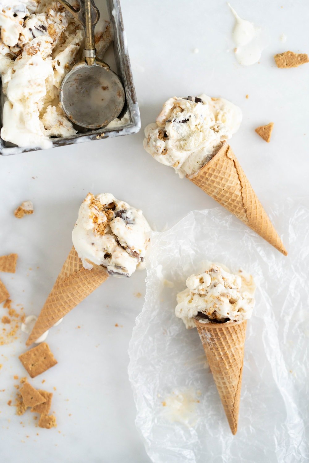 S'mores Philadelphia Style Ice cream - creamy vanilla philadelphia style ice cream is layered with toasted marshmallow pieces, chocolate shards and crushed graham crackers. Philadelphia ice cream is incredibly easy to make and the perfect base for this s'mores ice cream #smores #s'mores #icecream #philadelphiastyle #vanillaicecream