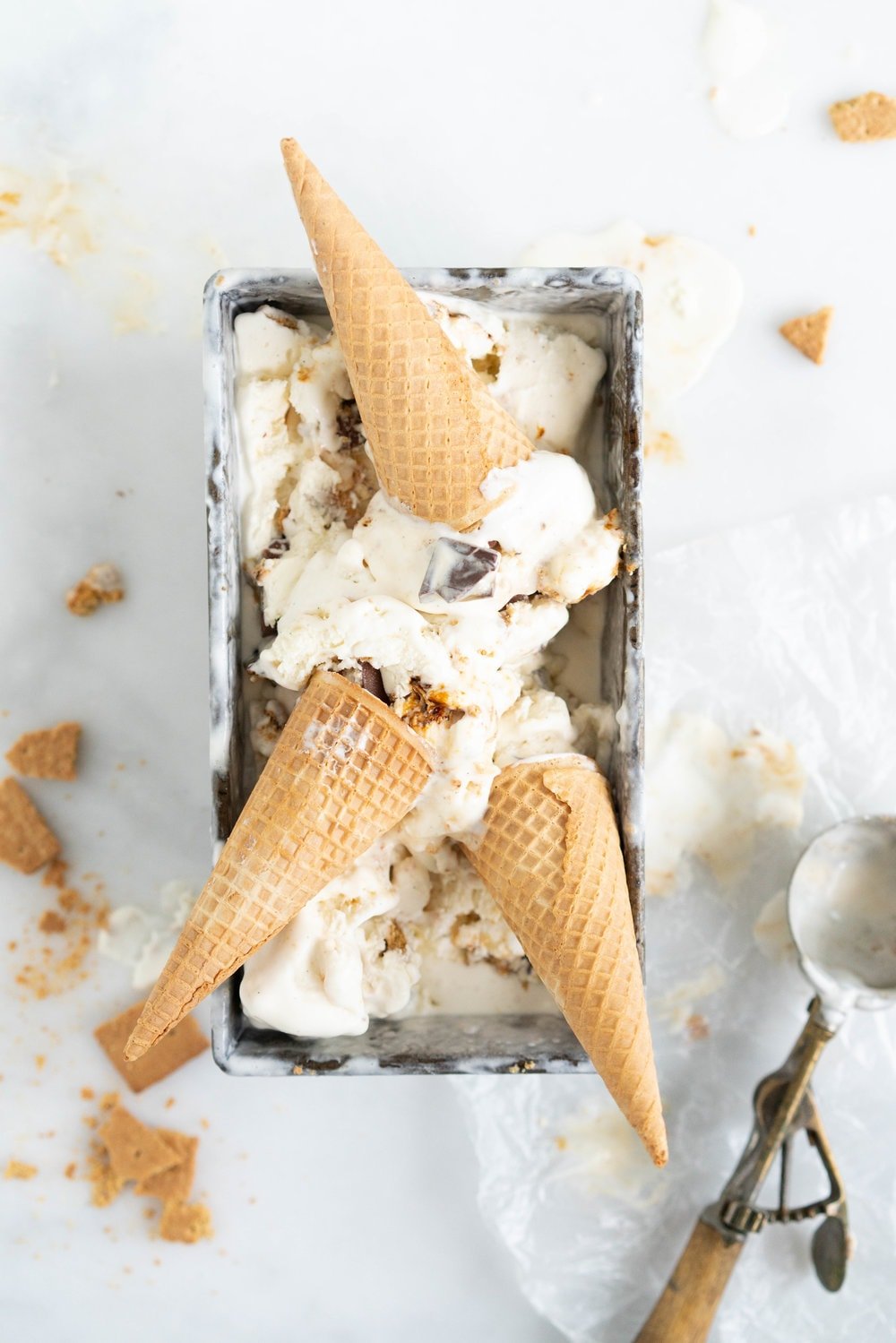 S'mores Philadelphia Style Ice cream - creamy vanilla philadelphia style ice cream is layered with toasted marshmallow pieces, chocolate shards and crushed graham crackers. Philadelphia ice cream is incredibly easy to make and the perfect base for this s'mores ice cream #smores #s'mores #icecream #philadelphiastyle #vanillaicecream