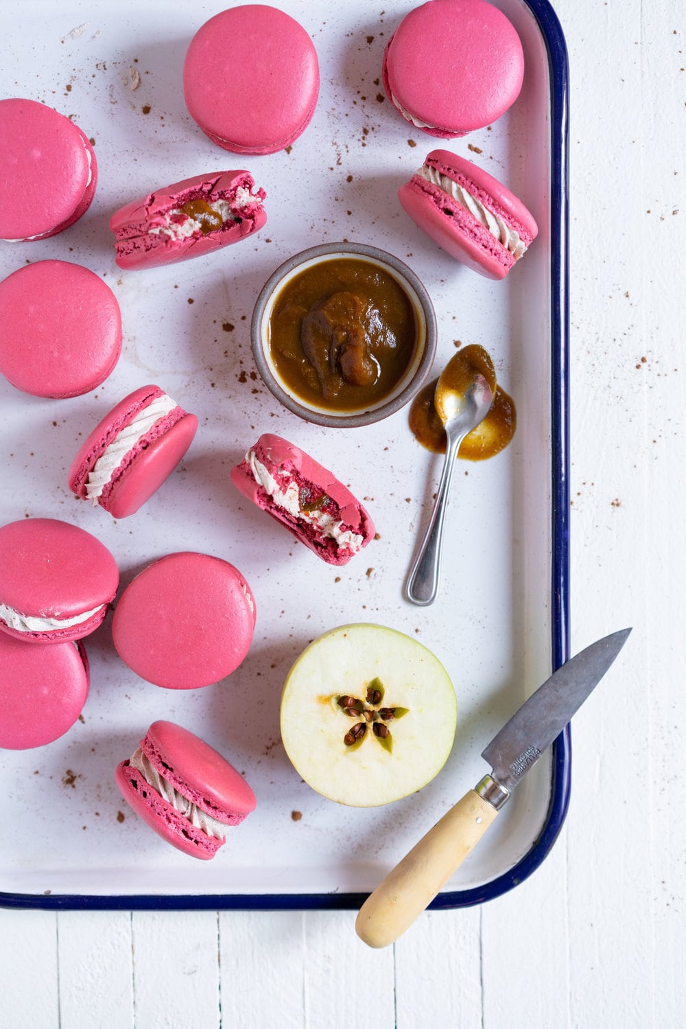 The perfect Fall French Macaron - Macaron shells are filled with a smooth apple butter and spiced swiss meringue buttercream. #frenchmacaron #applemacaron