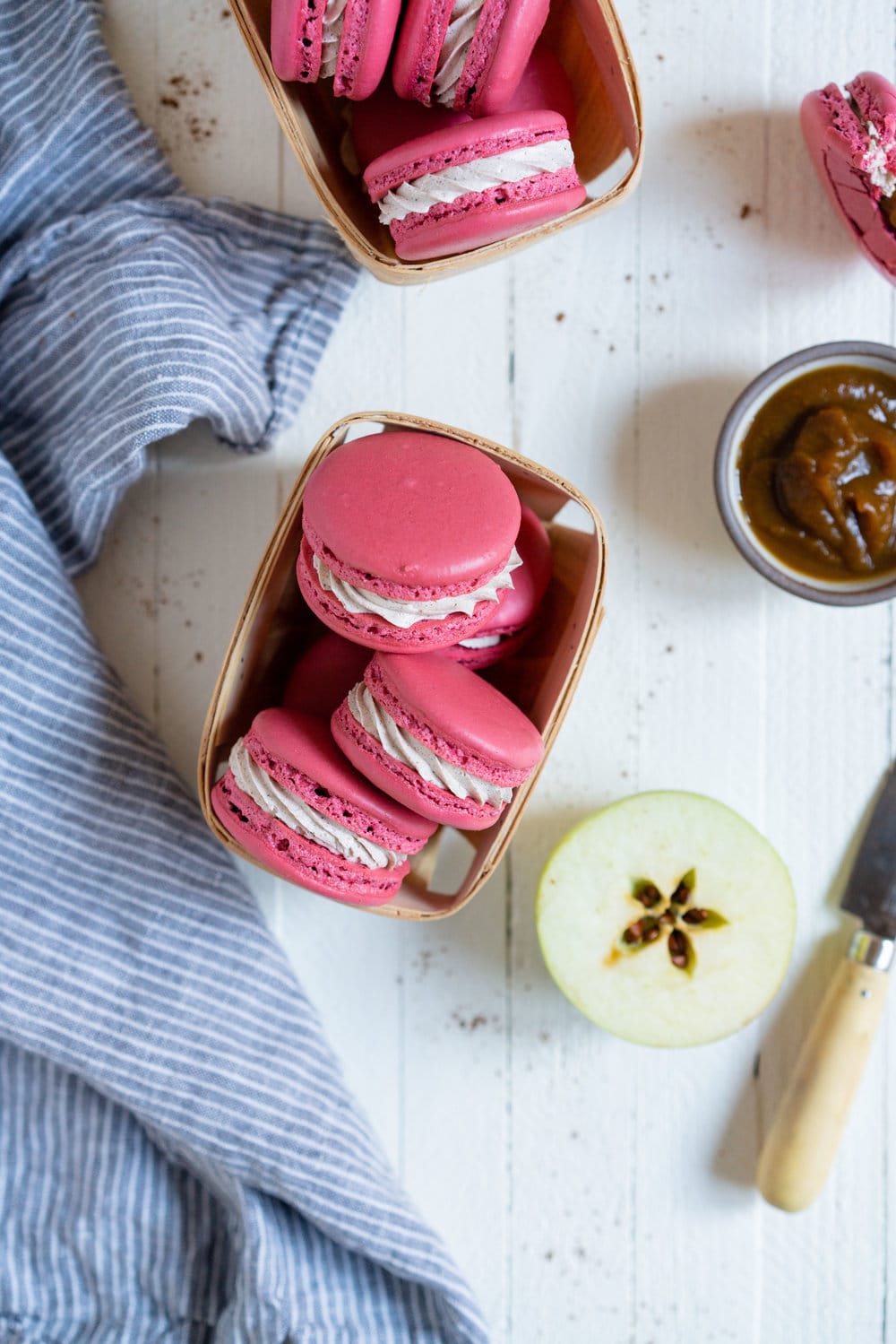 The perfect Fall French Macaron - Macaron shells are filled with a smooth apple butter and spiced swiss meringue buttercream. #frenchmacaron #applemacaron