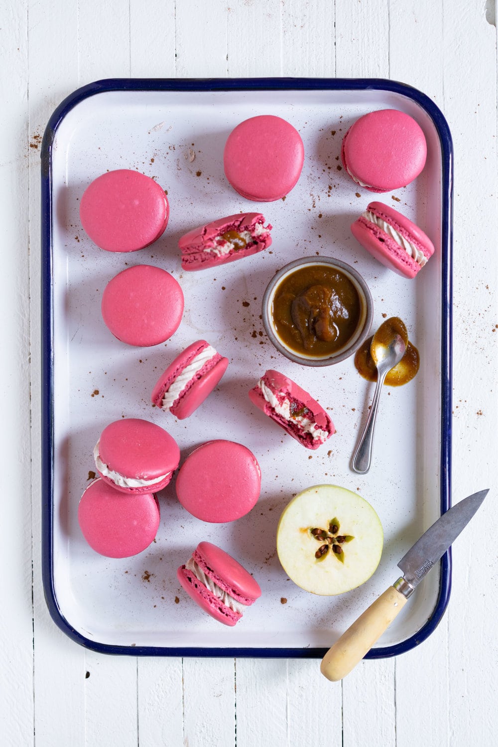 The perfect Fall French Macaron - Macaron shells are filled with a smooth apple butter and spiced swiss meringue buttercream. #frenchmacaron #applemacaron