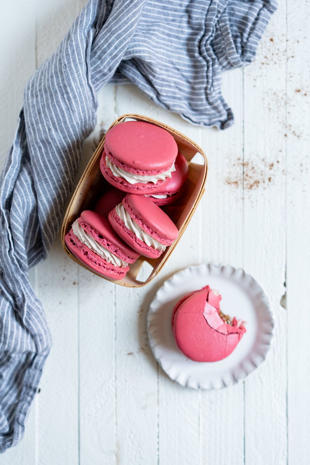 The perfect Fall French Macaron - Macaron shells are filled with a smooth apple butter and spiced swiss meringue buttercream. #frenchmacaron #applemacaron
