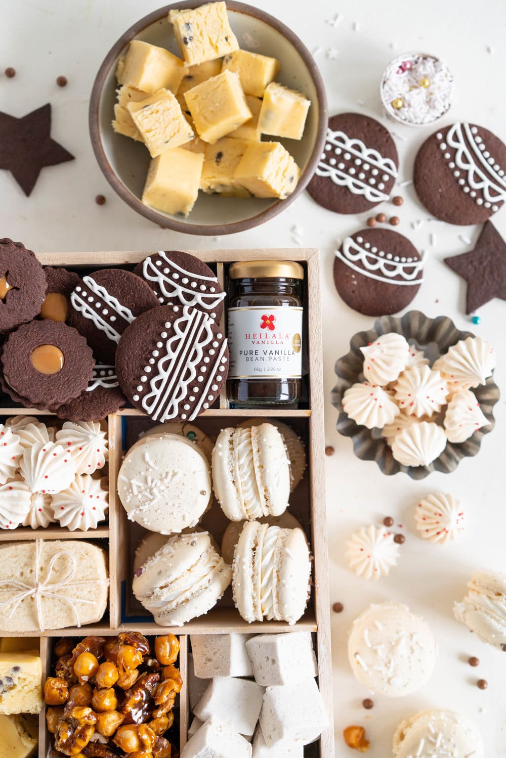 The Ultimate Vanilla Bean Christmas Box. All of the christmas treats for your recipe planning for this upcoming holiday season! Chocolate Shortbread cookies with Vanilla bean Dulce de Leche filling, vanilla bean meringues, vanilla bean macarons, Vanilla bean shortbread, vanilla bean passionfruit fudge, vanilla bean salted caramel nut mix, and vanilla bean marshmallows. The perfect treat box for christmas!