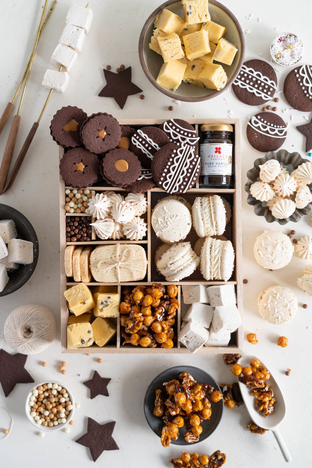 The Ultimate Vanilla Bean Christmas Box. All of the christmas treats for your recipe planning for this upcoming holiday season! Chocolate Shortbread cookies with Vanilla bean Dulce de Leche filling, vanilla bean meringues, vanilla bean macarons, Vanilla bean shortbread, vanilla bean passionfruit fudge, vanilla bean salted caramel nut mix, and vanilla bean marshmallows. The perfect treat box for christmas!