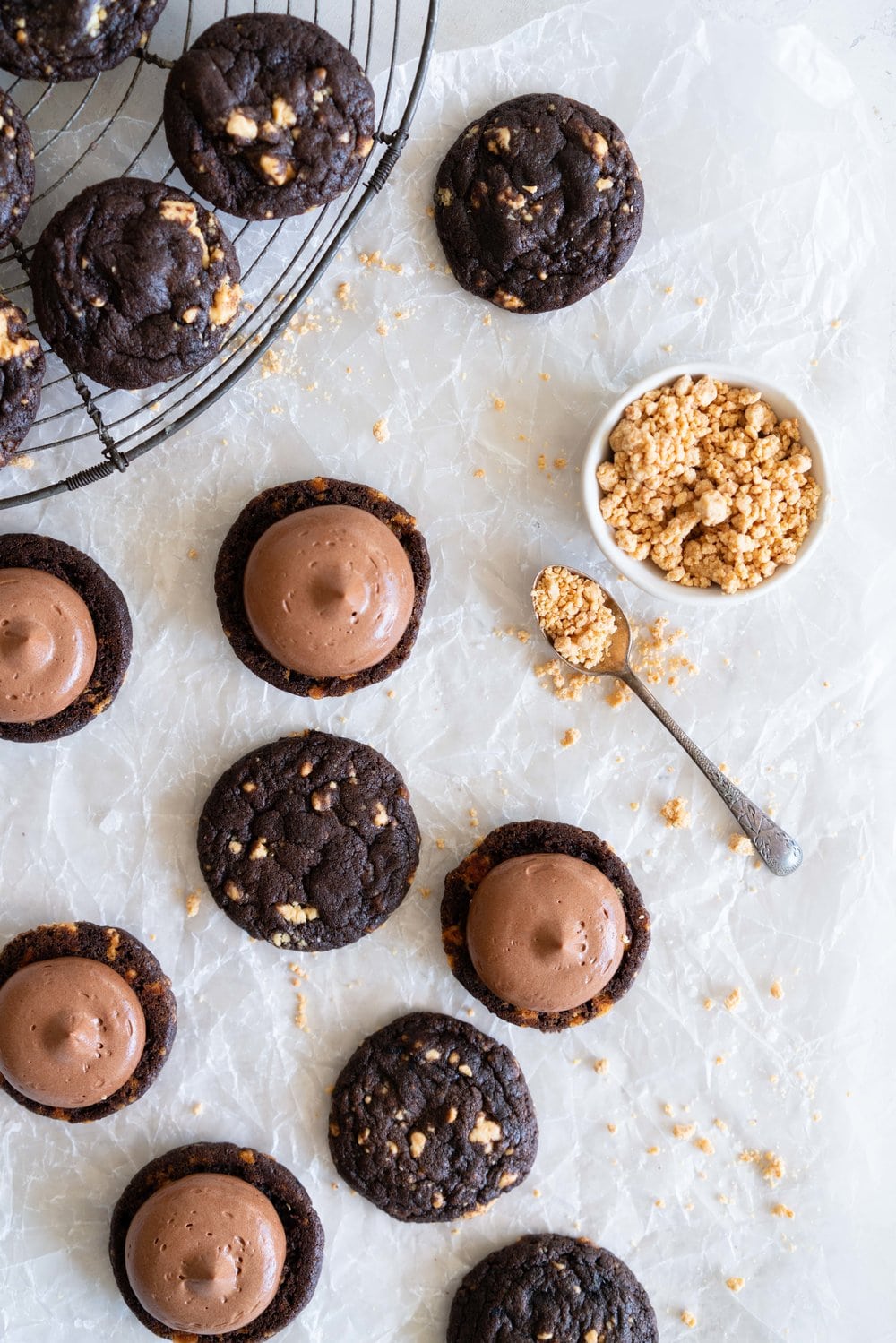 Caramelised White Chocolate Brownie Cookies with Salted Dark Chocolate German Buttercream. Perfect tiny mouthfuls of soft chocolate brownie cookie filled with caramelised white chocolate specks, and sandwiched with silky buttercream. These are bound to become your new favourite. #sandwichcookies #browniecookie #germanbuttercream