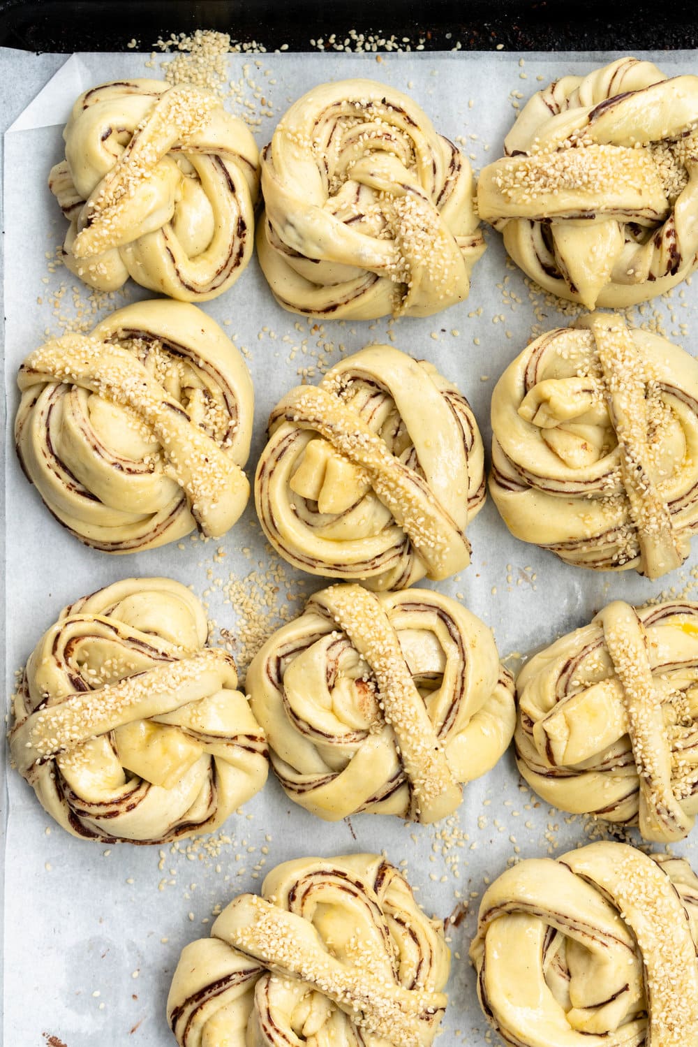 Dark Chocolate, Tahini, and Sesame Buns - a variation on the traditional swedish cinnamon bun, sweet dough is filled with a dark chocolate tahini spread, before being rolled out and twirled into perfect little buns. These are easy to make, and super pretty, not to mention crazy delicious. #swedishbuns #tahini #chocolate