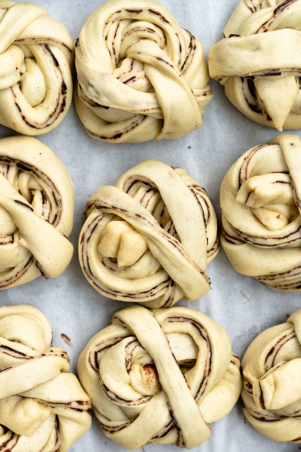 Dark Chocolate, Tahini, and Sesame Buns - a variation on the traditional swedish cinnamon bun, sweet dough is filled with a dark chocolate tahini spread, before being rolled out and twirled into perfect little buns. These are easy to make, and super pretty, not to mention crazy delicious. #swedishbuns #tahini #chocolate
