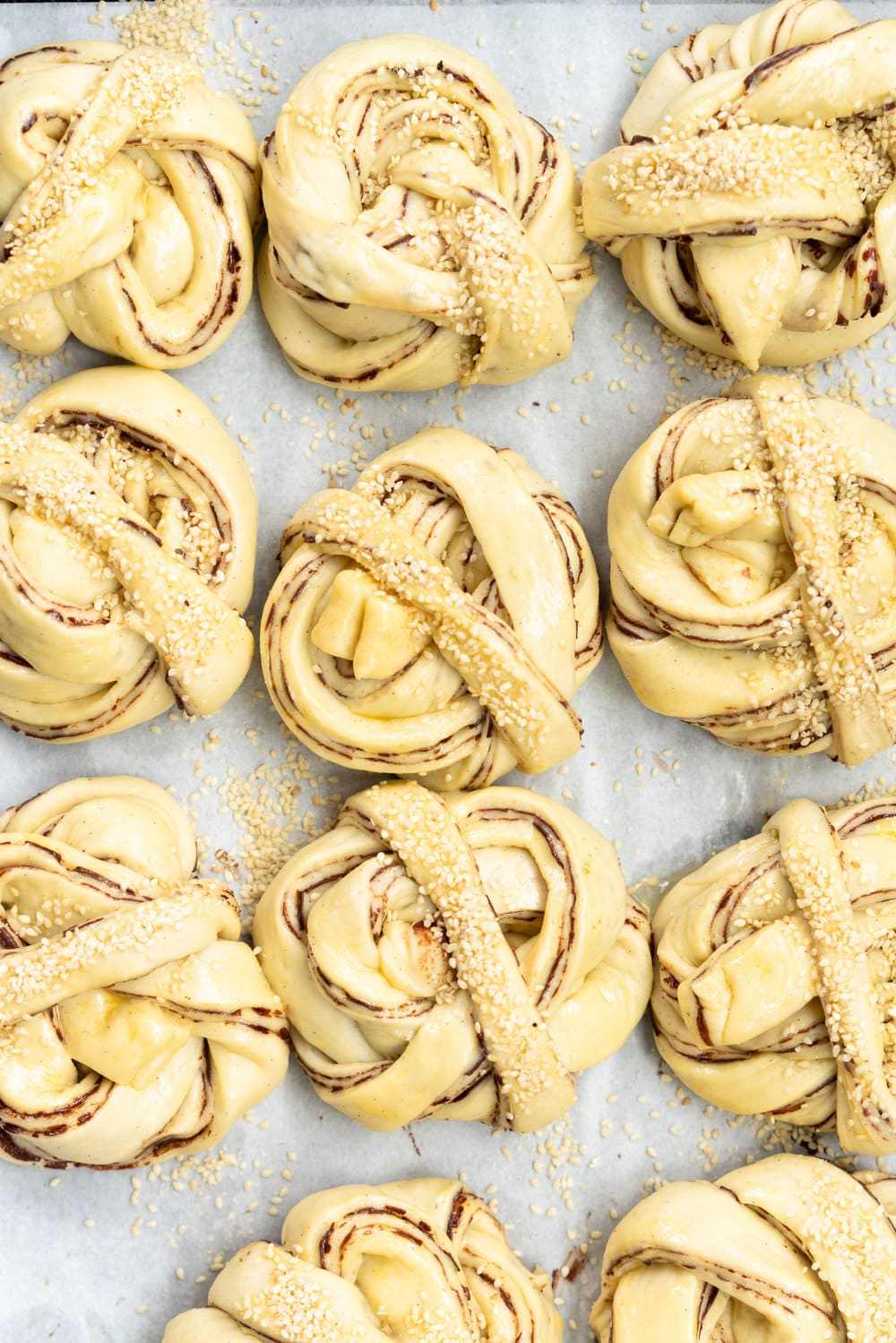 Dark Chocolate, Tahini, and Sesame Buns - a variation on the traditional swedish cinnamon bun, sweet dough is filled with a dark chocolate tahini spread, before being rolled out and twirled into perfect little buns. These are easy to make, and super pretty, not to mention crazy delicious. #swedishbuns #tahini #chocolate