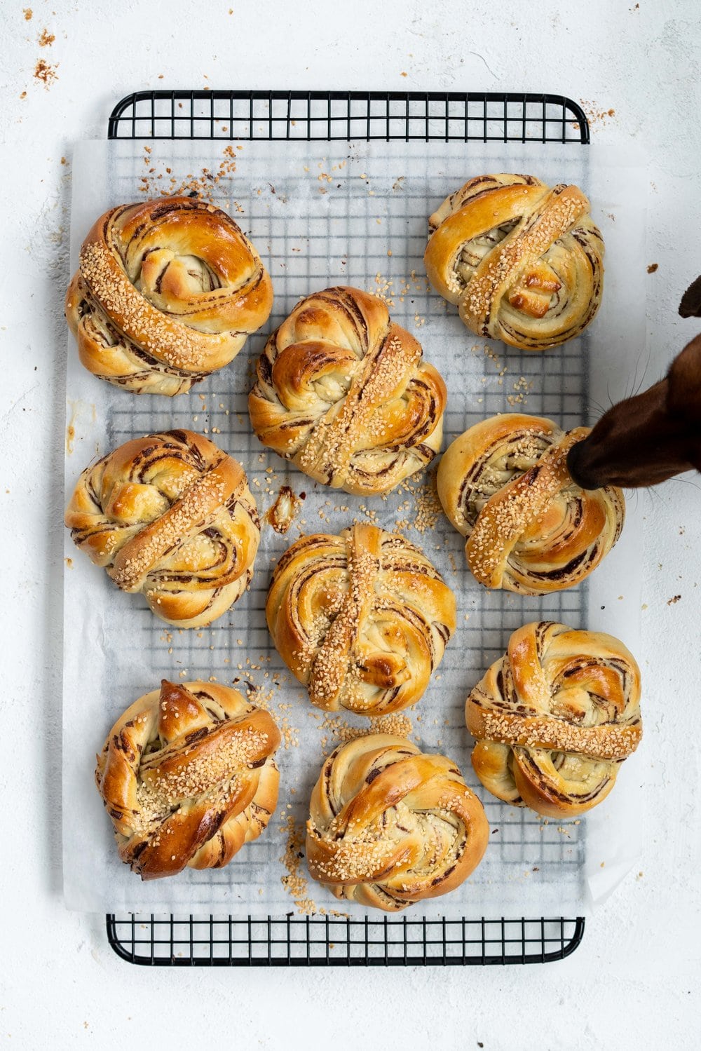 Dark Chocolate, Tahini, and Sesame Buns - a variation on the traditional swedish cinnamon bun, sweet dough is filled with a dark chocolate tahini spread, before being rolled out and twirled into perfect little buns. These are easy to make, and super pretty, not to mention crazy delicious. #swedishbuns #tahini #chocolate