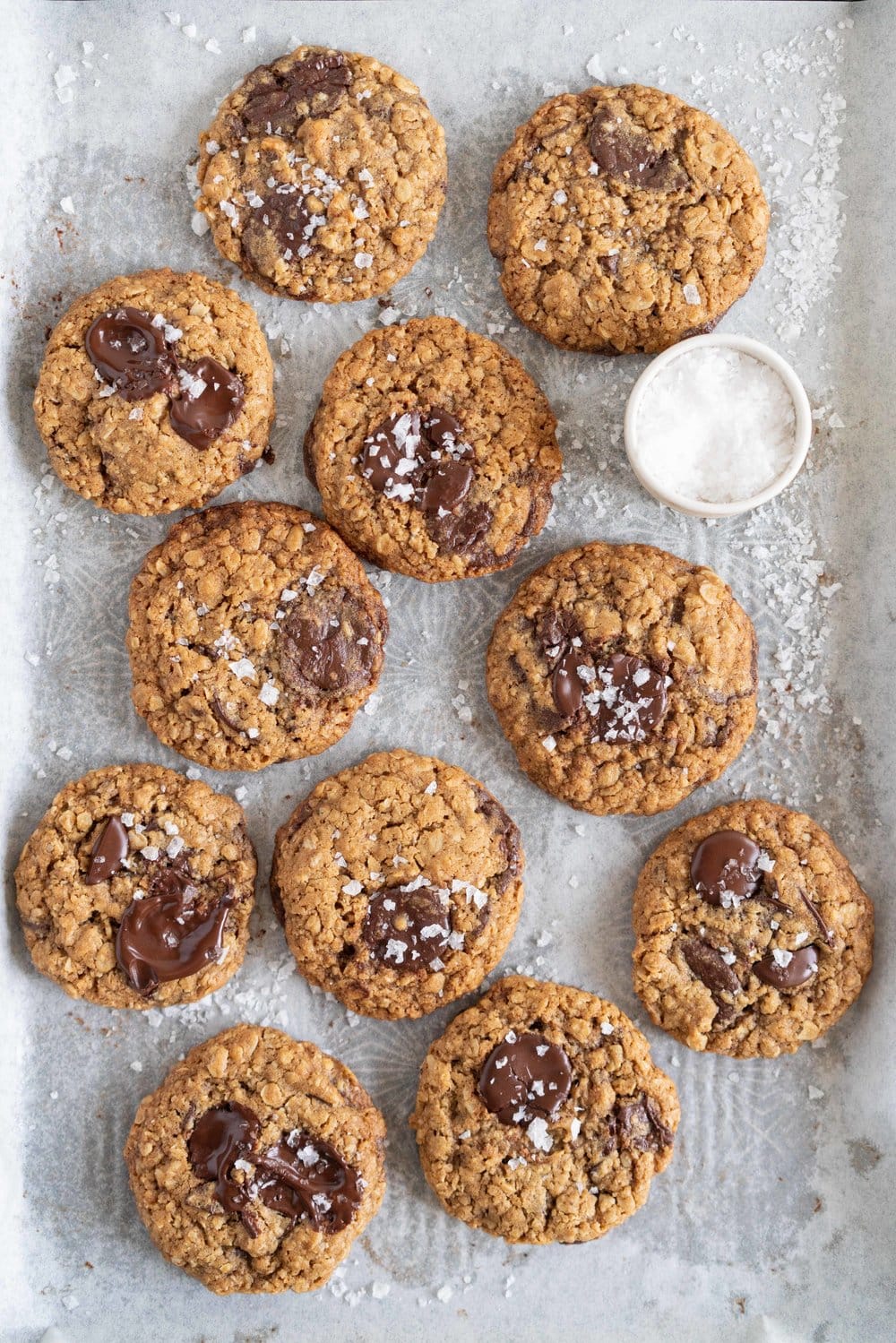 Oatmeal Chocolate Chunk Sandwich Cookies with Mascarpone Filling. Chewy Oatmeal Chocolate Chunk Cookies are filled with a smooth mascarpone filling. A sandwich cookie take on a classic favourite. #oatmealcookie #cookiesandwich
