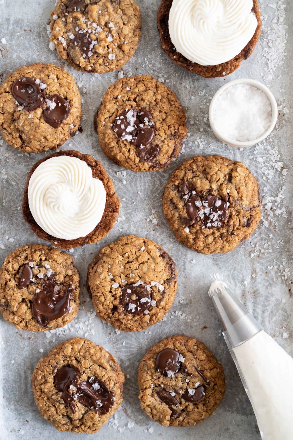 Oatmeal Chocolate Chunk Sandwich Cookies with Mascarpone Filling. Chewy Oatmeal Chocolate Chunk Cookies are filled with a smooth mascarpone filling. A sandwich cookie take on a classic favourite. #oatmealcookie #cookiesandwich