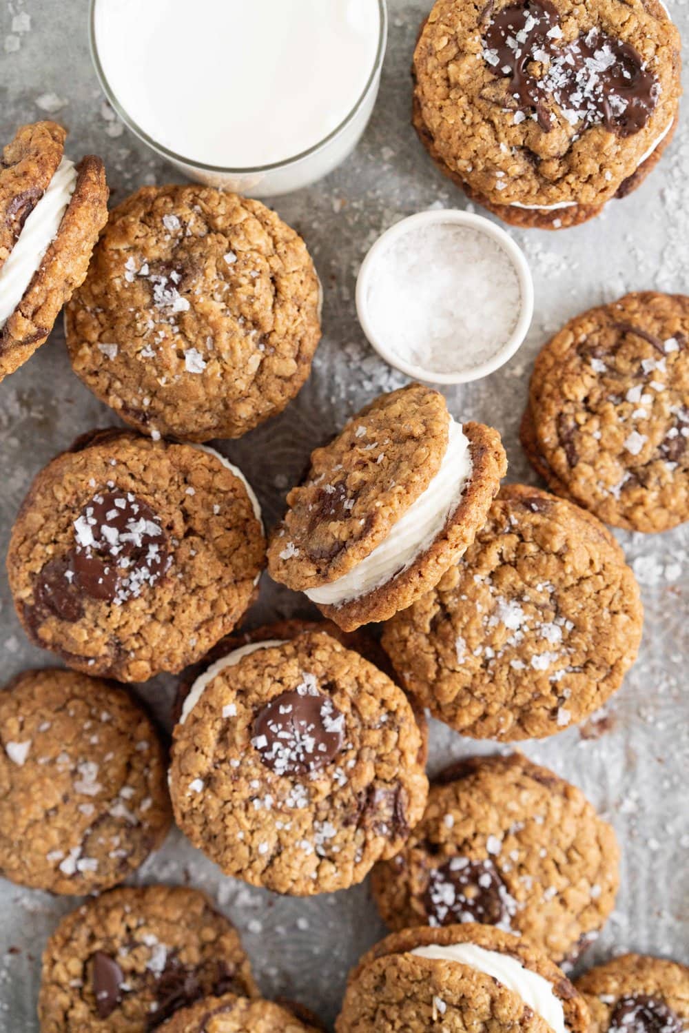 Oatmeal Chocolate Chunk Sandwich Cookies with Mascarpone Filling. Chewy Oatmeal Chocolate Chunk Cookies are filled with a smooth mascarpone filling. A sandwich cookie take on a classic favourite. #oatmealcookie #cookiesandwich