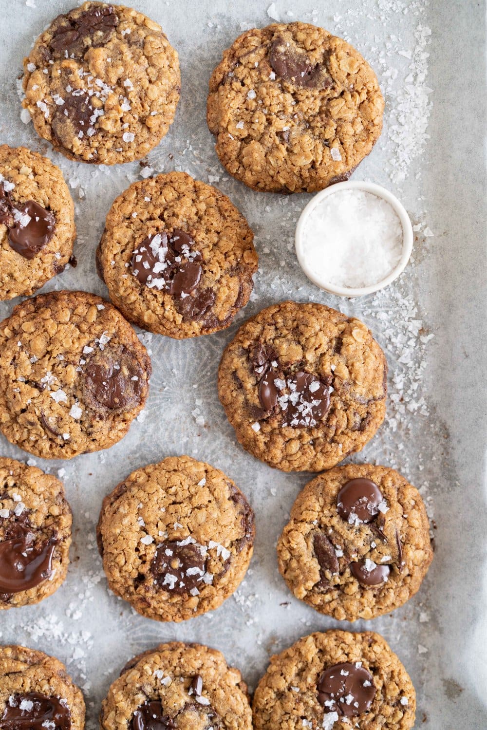 Oatmeal Chocolate Chunk Sandwich Cookies with Mascarpone Filling. Chewy Oatmeal Chocolate Chunk Cookies are filled with a smooth mascarpone filling. A sandwich cookie take on a classic favourite. #oatmealcookie #cookiesandwich