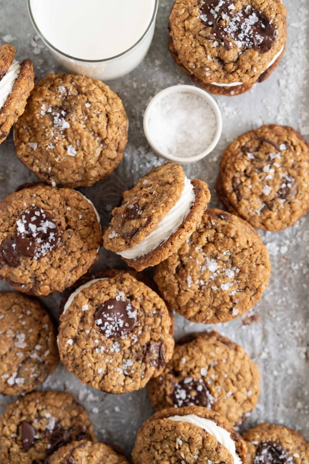 Oatmeal Chocolate Chunk Sandwich Cookies with Mascarpone Filling. Chewy Oatmeal Chocolate Chunk Cookies are filled with a smooth mascarpone filling. A sandwich cookie take on a classic favourite. #oatmealcookie #cookiesandwich