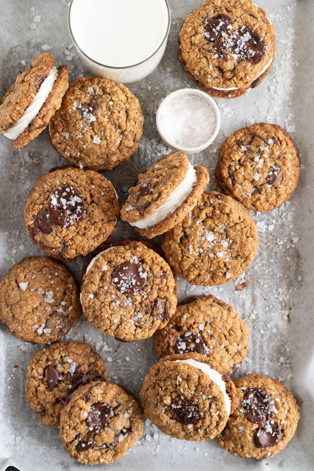 Oatmeal Chocolate Chunk Sandwich Cookies with Mascarpone Filling. Chewy Oatmeal Chocolate Chunk Cookies are filled with a smooth mascarpone filling. A sandwich cookie take on a classic favourite. #oatmealcookie #cookiesandwich