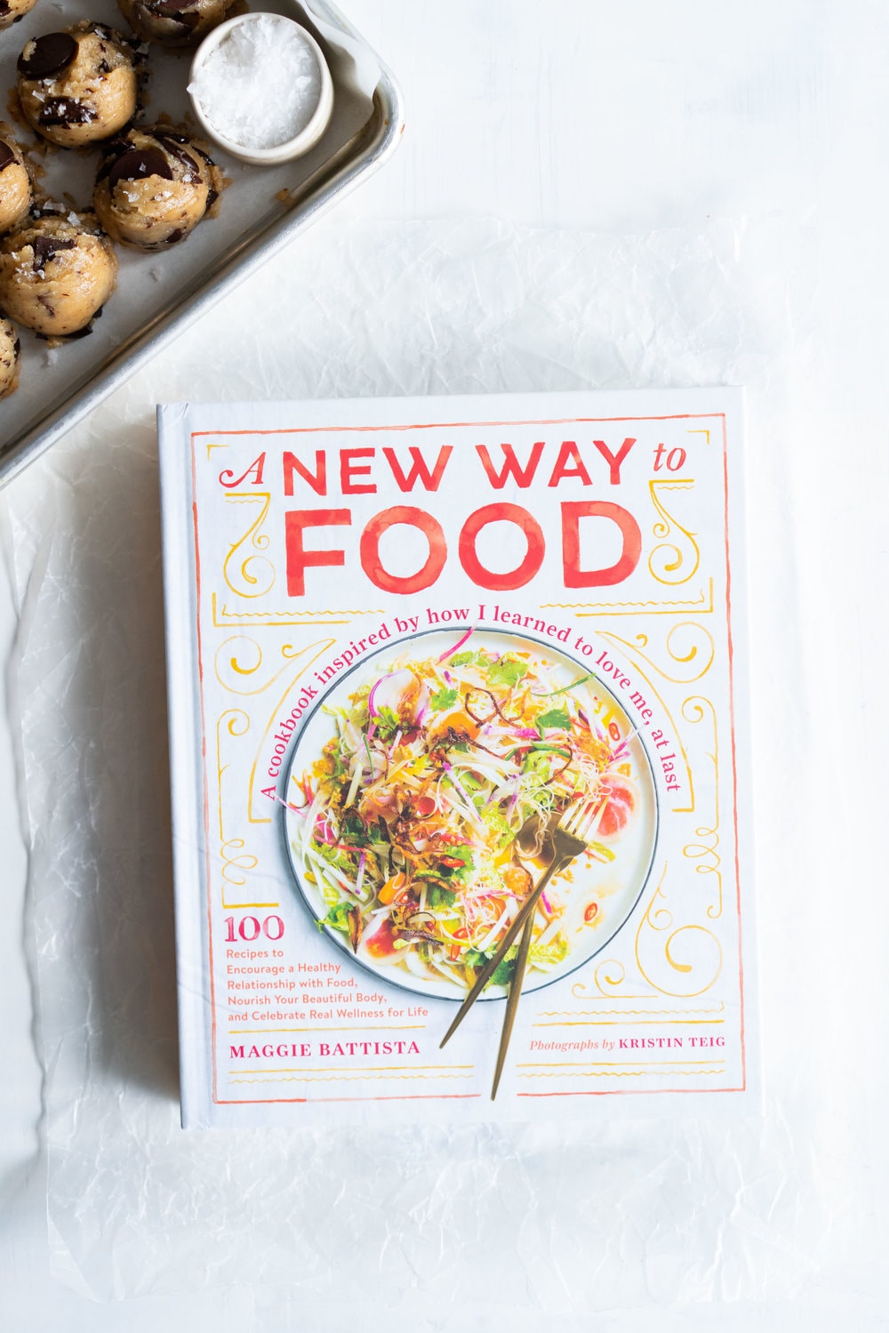 These cookies are not just super delicious and incredibly easy to make, but they also happen to be refined sugar free, AND vegan, and you would never know! The recipe comes from Maggie Batista's new beautiful book, "A new way to food". #chocolatechipcookies #vegan #refinedsugarfree #dairyfree