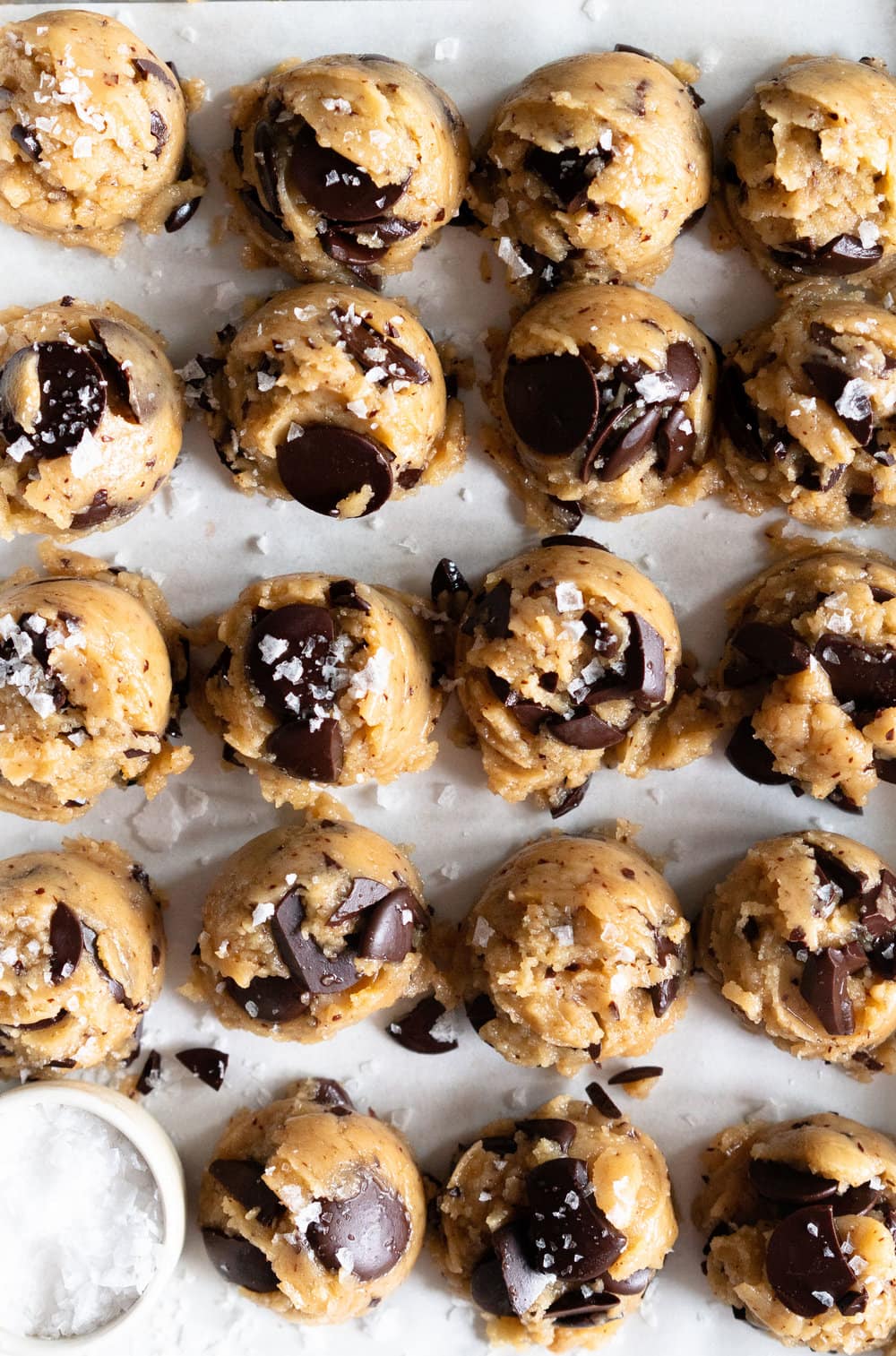 These cookies are not just super delicious and incredibly easy to make, but they also happen to be refined sugar free, AND vegan, and you would never know! The recipe comes from Maggie Batista's new beautiful book, "A new way to food". #chocolatechipcookies #vegan #refinedsugarfree #dairyfree