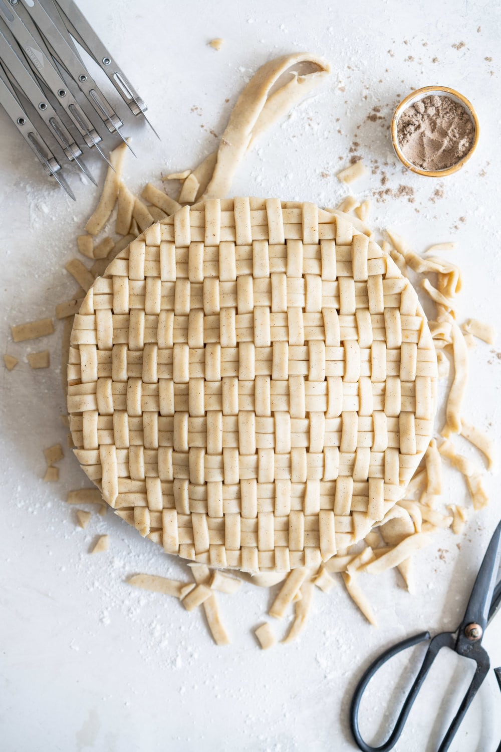 Apple and Cardamom Pie with Cardamom and Vanilla Bean Crust - a pie dough spiked with warming cardamom and fragrant vanilla bean encloses a spiced apple cardamom brown sugar filling. This variation on an apple pie is simple but delicious - it makes the perfect dessert or anytime treat. #cardamom #applepie
