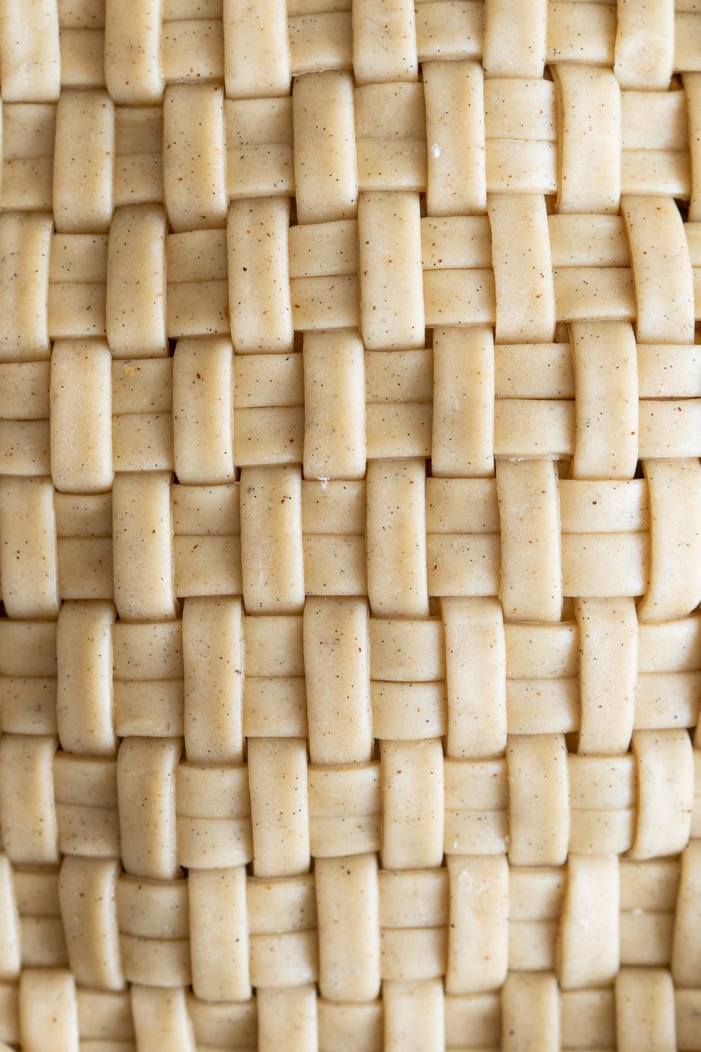 Apple and Cardamom Pie with Cardamom and Vanilla Bean Crust - a pie dough spiked with warming cardamom and fragrant vanilla bean encloses a spiced apple cardamom brown sugar filling. This variation on an apple pie is simple but delicious - it makes the perfect dessert or anytime treat. #cardamom #applepie