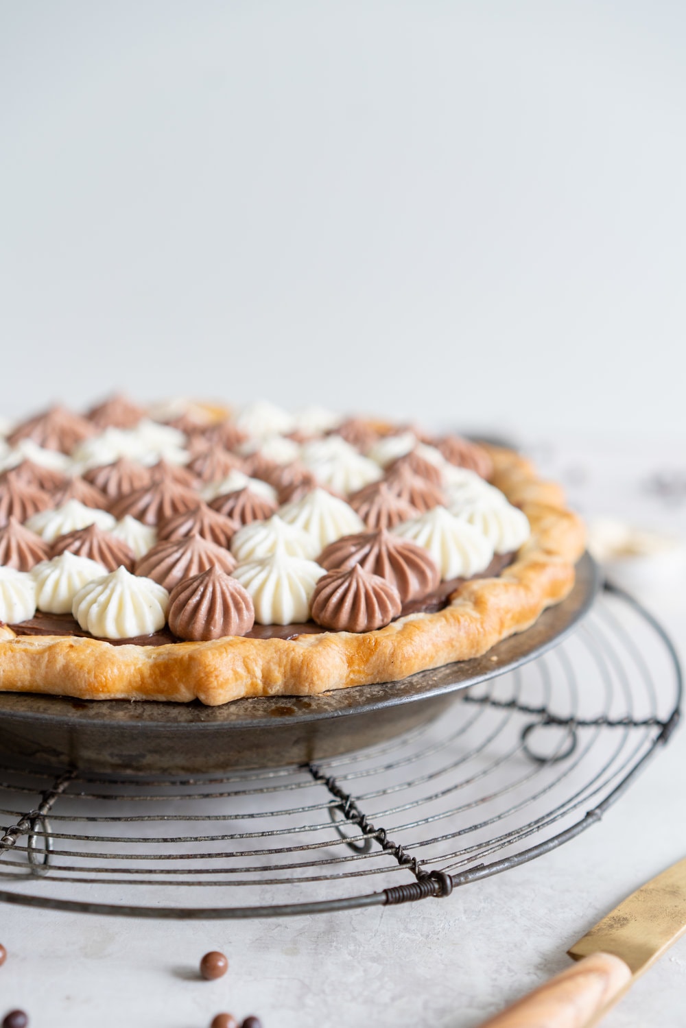 Malted Dark Chocolate Cream Pie with Cream Cheese Whip. A flaky pie crust is topped with a silky malted dark chocolate pudding, and topped with a chocolate and vanilla bean piped cream cheese whipped cream. #creamcheese #chocolatepie #maltedmilk