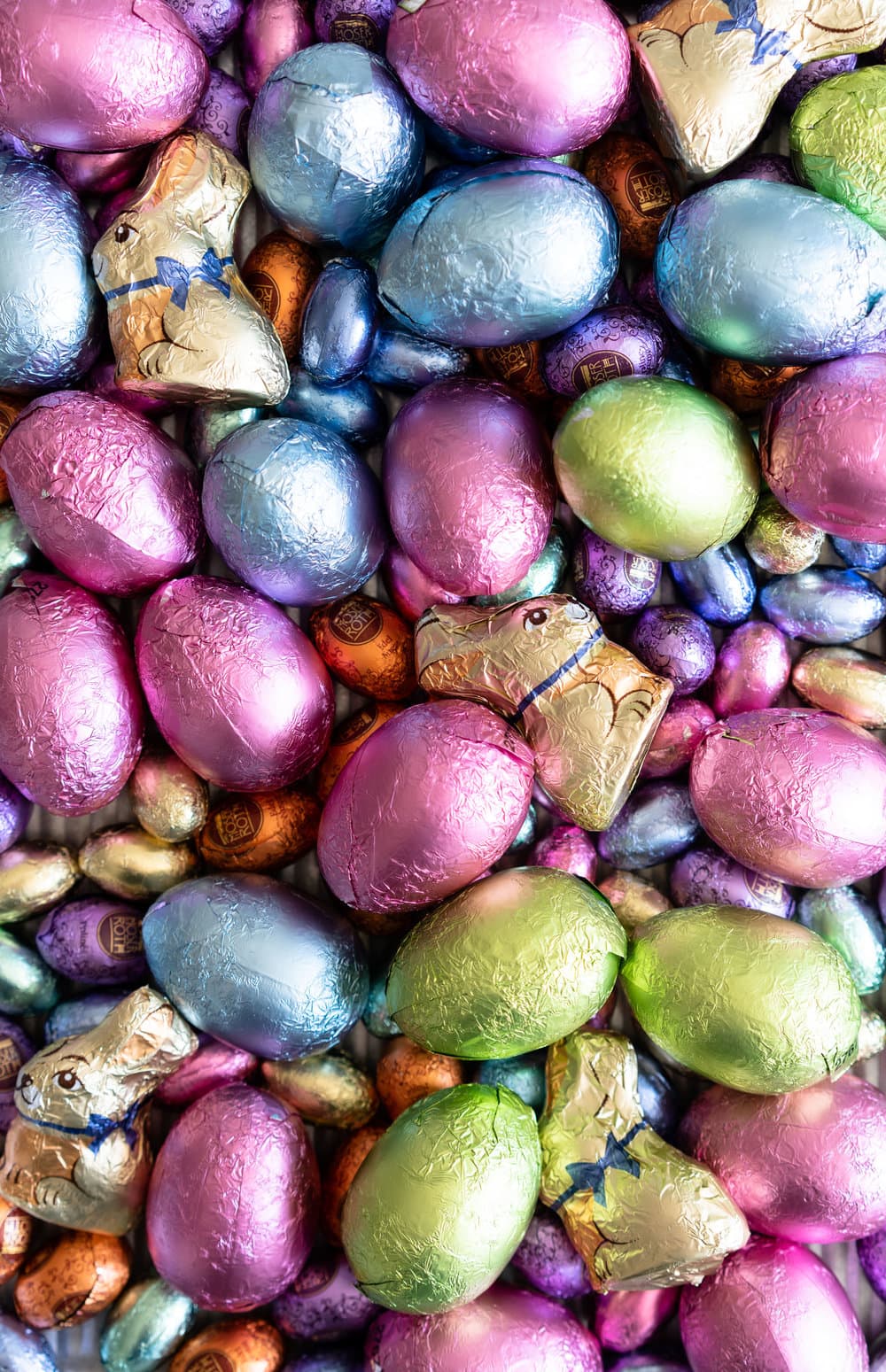 The Ultimate Easter treat box - iced cookies, cardamom linzers, hand pies, macarons, crispy rice treats and Easter mallows make the most amazing treat box, and are complimented perfectly by super cute foil wrapped chocolate eggs. This box would make the most perfect Easter gift, or the components are perfect alone for Easter treats. #easterbox #cookiebox #easterbaking