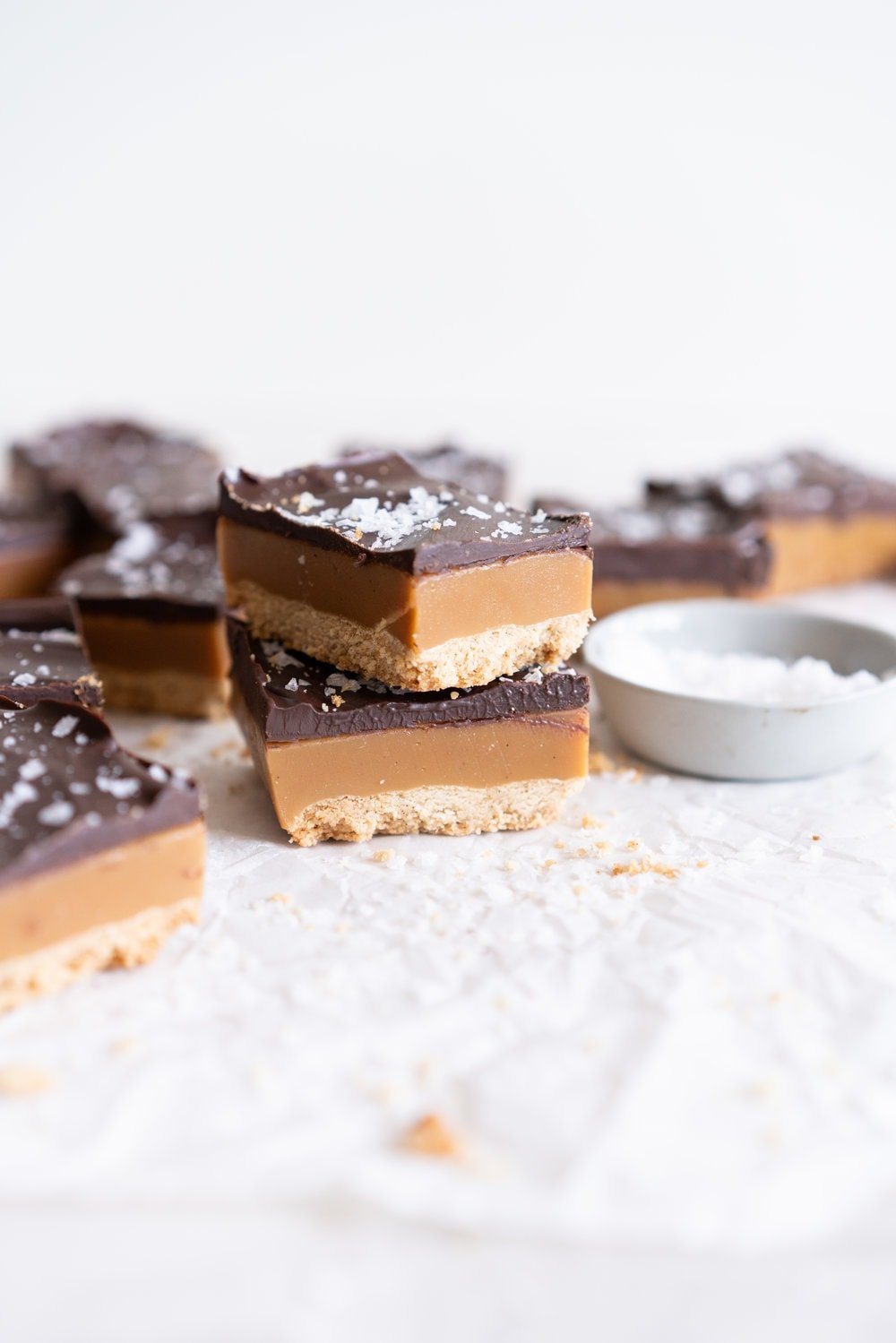 Salted Caramel Shortbread bars - buttery shortbread is topped with a creamy salted caramel, then finished off with a dark chocolate layer and flaky sea salt. The perfect sweet treat. #caramelslice #caramelshortbread