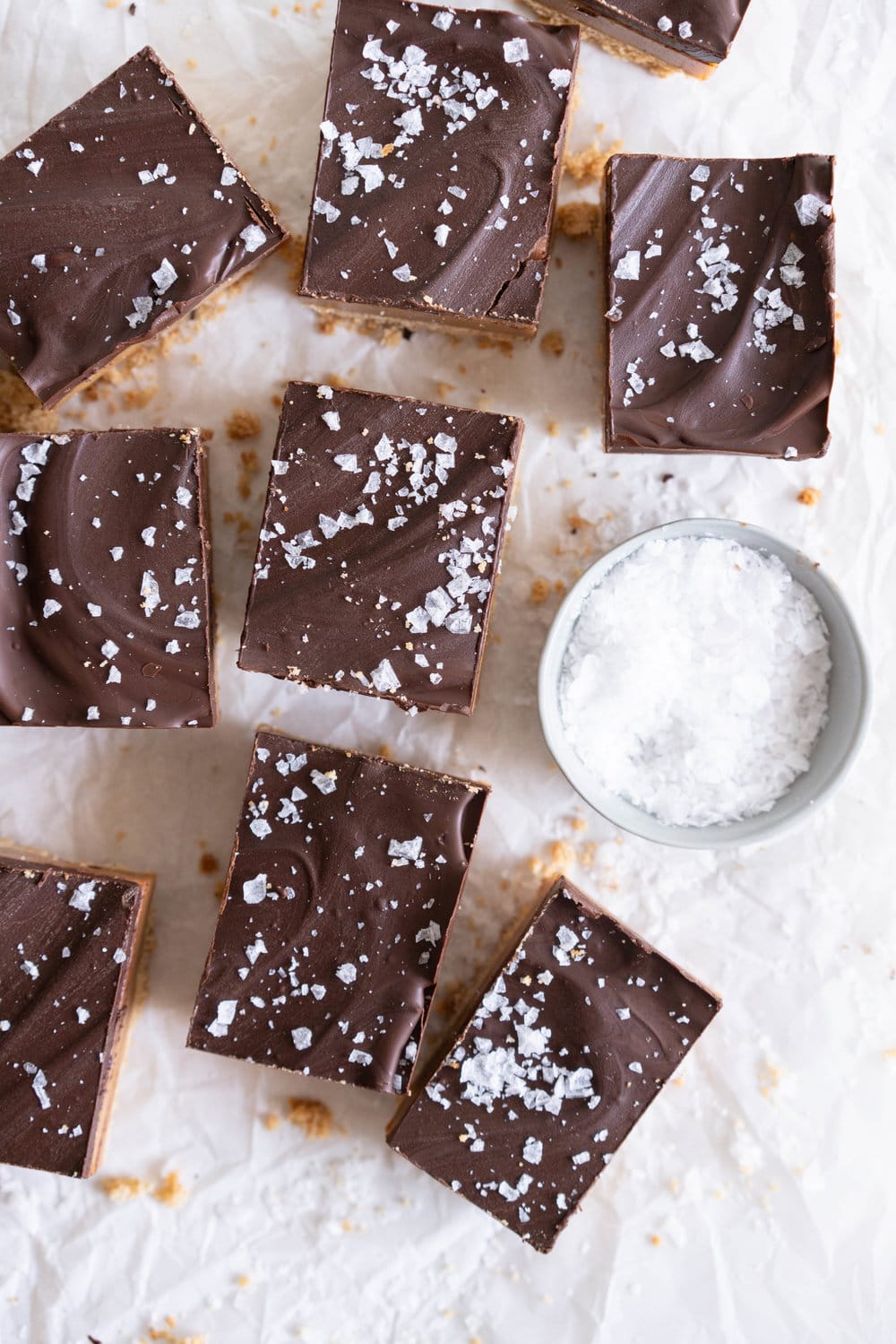 Salted Caramel Shortbread bars - buttery shortbread is topped with a creamy salted caramel, then finished off with a dark chocolate layer and flaky sea salt. The perfect sweet treat. #caramelslice #caramelshortbread