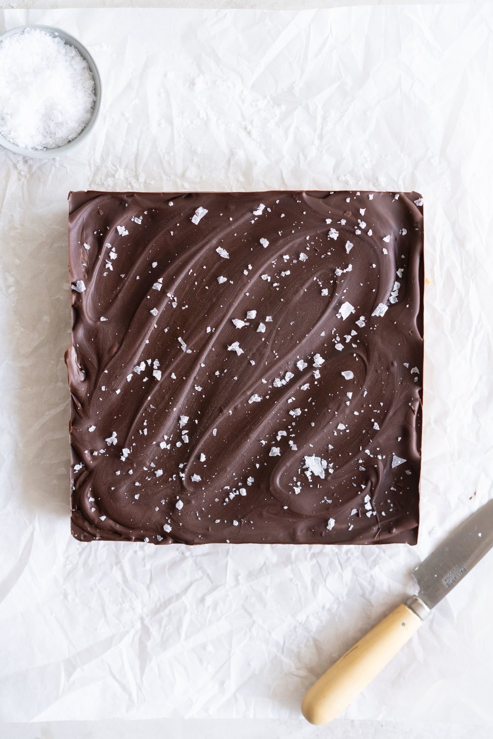 Salted Caramel Shortbread bars - buttery shortbread is topped with a creamy salted caramel, then finished off with a dark chocolate layer and flaky sea salt. The perfect sweet treat. #caramelslice #caramelshortbread