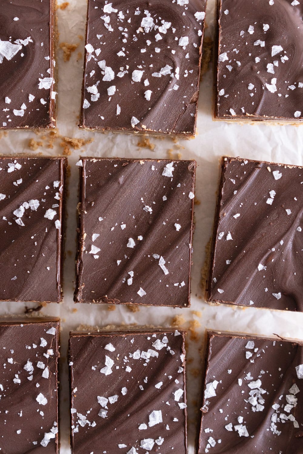 Salted Caramel Shortbread bars - buttery shortbread is topped with a creamy salted caramel, then finished off with a dark chocolate layer and flaky sea salt. The perfect sweet treat. #caramelslice #caramelshortbread