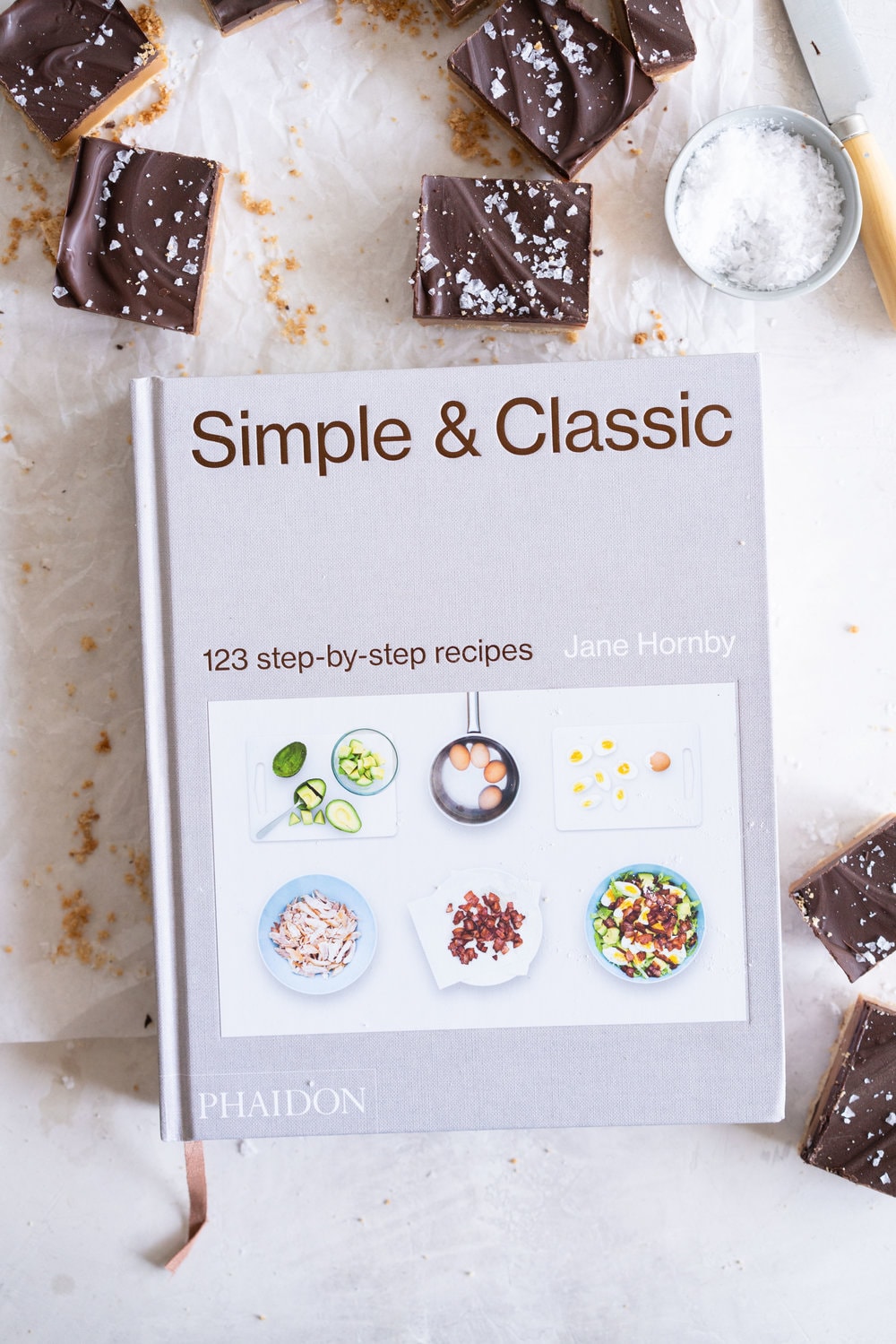 Salted Caramel Shortbread bars - buttery shortbread is topped with a creamy salted caramel, then finished off with a dark chocolate layer and flaky sea salt. The perfect sweet treat. #caramelslice #caramelshortbread