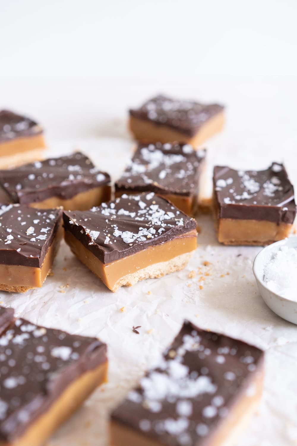 Salted Caramel Shortbread bars - buttery shortbread is topped with a creamy salted caramel, then finished off with a dark chocolate layer and flaky sea salt. The perfect sweet treat. #caramelslice #caramelshortbread