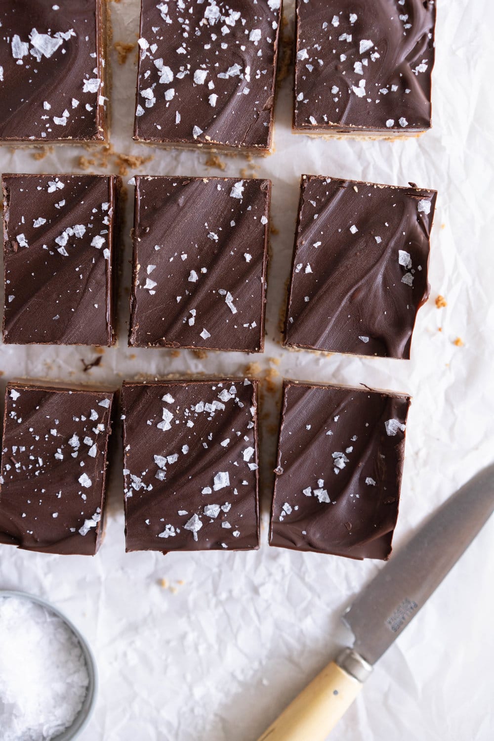 Salted Caramel Shortbread bars - buttery shortbread is topped with a creamy salted caramel, then finished off with a dark chocolate layer and flaky sea salt. The perfect sweet treat. #caramelslice #caramelshortbread