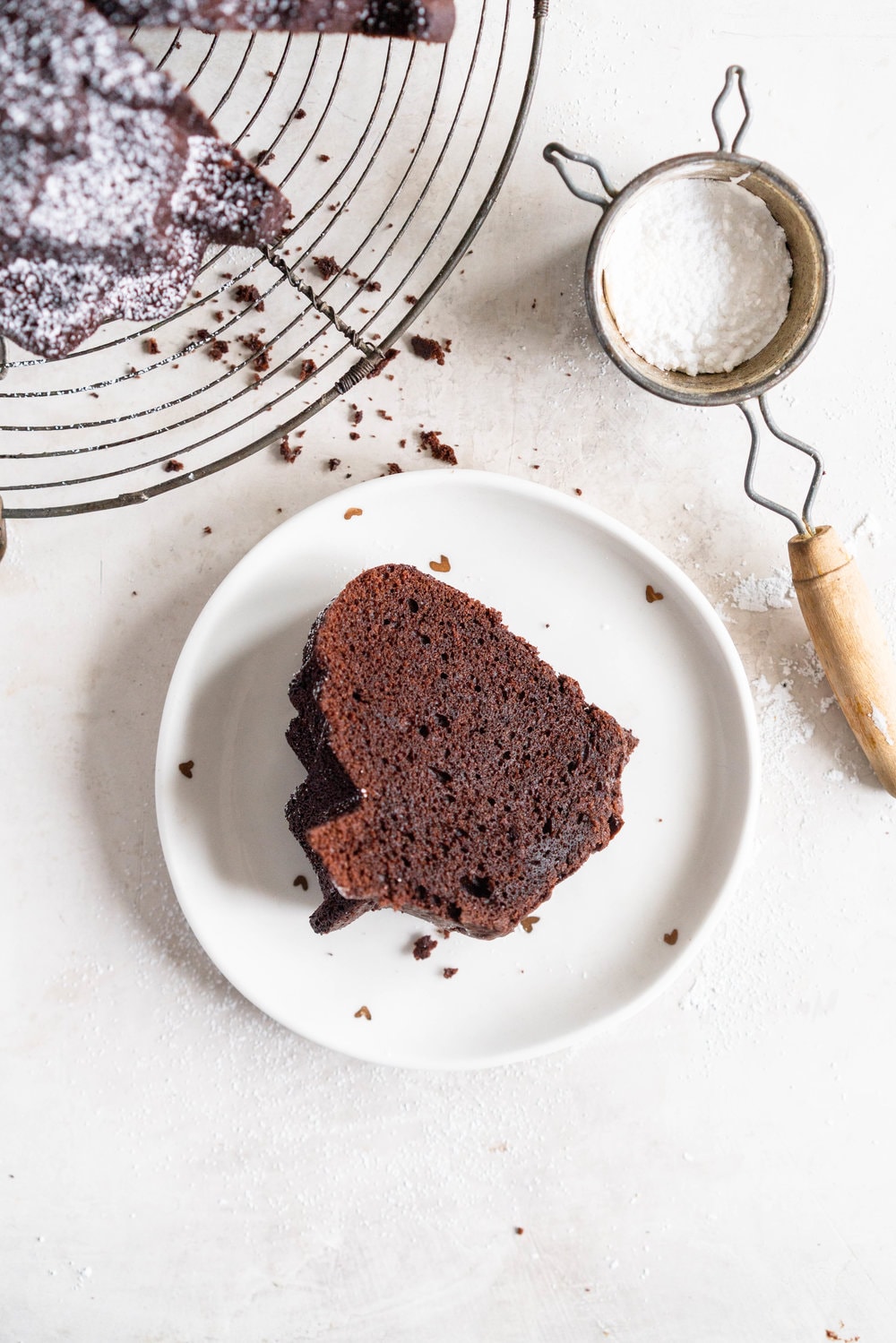 Nutella Chocolate Bundt Cake - this easy stir together bundt cake would be perfect for Mother's day or for any time that you need a sweet treat. It comes together super quickly, and is the perfect density thanks to the sour cream and nutella in the recipe. No mixer required - this one is a total crowd pleaser. #nutella #chocolatebundt #bundtcake