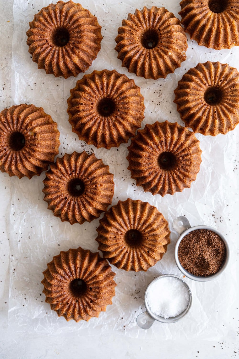 Banana mini bundt cakes, made in a mini brilliance pan, finished with a coffee infused salted caramel. The perfect treat to have with your coffee. #bananabundt #bananacake #coffeecaramel