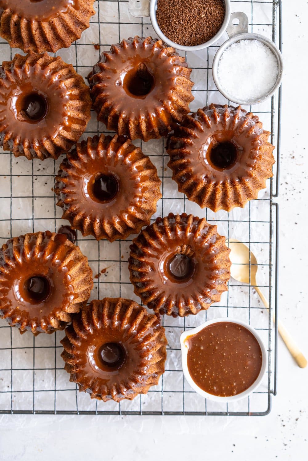 Banana mini bundt cakes, made in a mini brilliance pan, finished with a coffee infused salted caramel. The perfect treat to have with your coffee. #bananabundt #bananacake #coffeecaramel