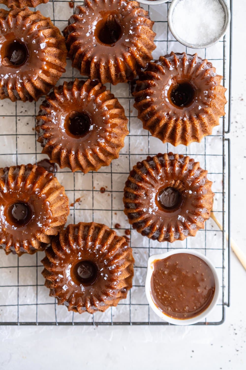 Banana mini bundt cakes, made in a mini brilliance pan, finished with a coffee infused salted caramel. The perfect treat to have with your coffee. #bananabundt #bananacake #coffeecaramel