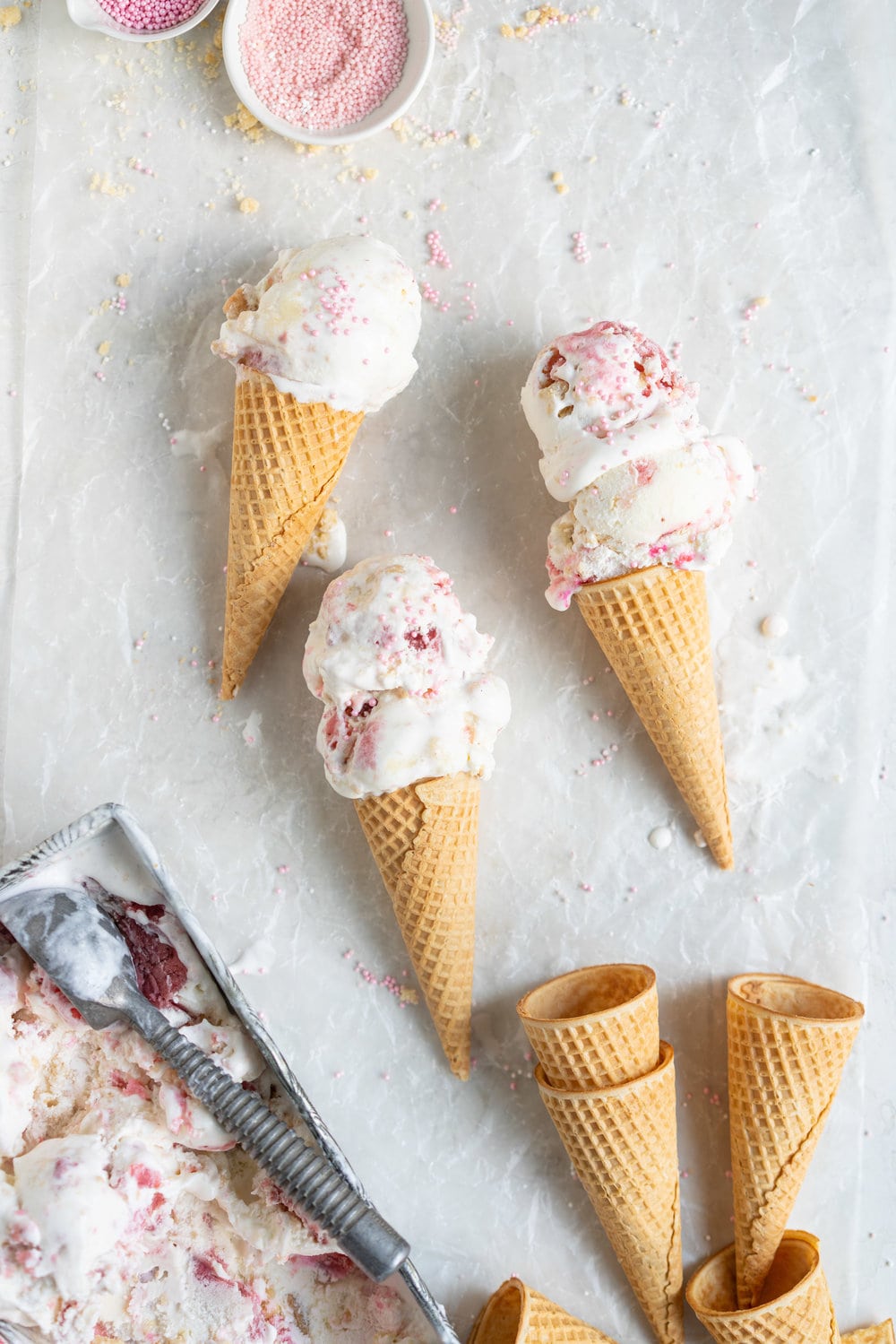 Strawberry shortcake macaron ice cream - the makings of strawberry shortcake macarons are layered up in a creamy philadelphia style ice cream base and frozen up into the perfect treat #philadelphiastyle #icecream #macaronicecream