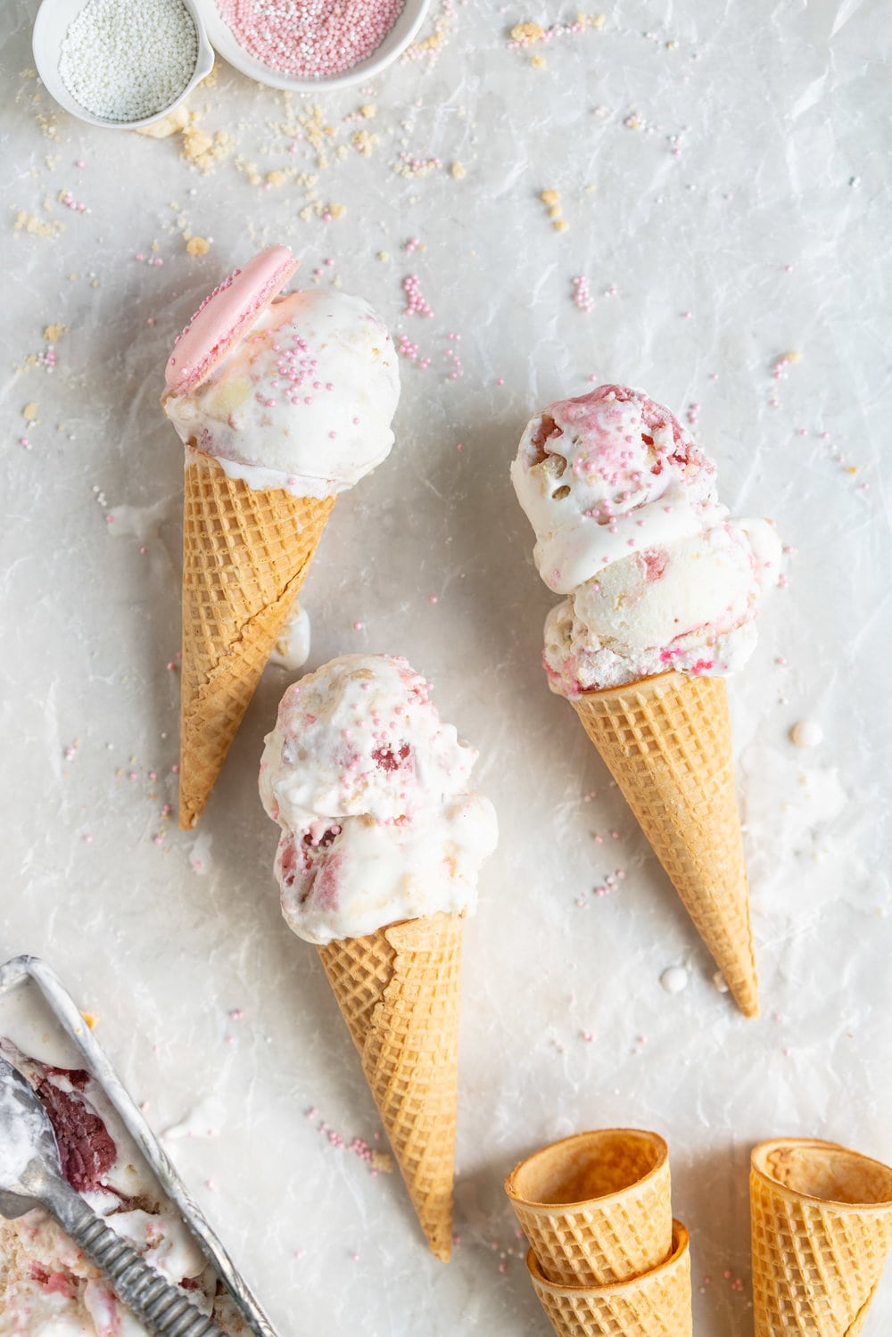 Strawberry shortcake macaron ice cream - the makings of strawberry shortcake macarons are layered up in a creamy philadelphia style ice cream base and frozen up into the perfect treat #philadelphiastyle #icecream #macaronicecream