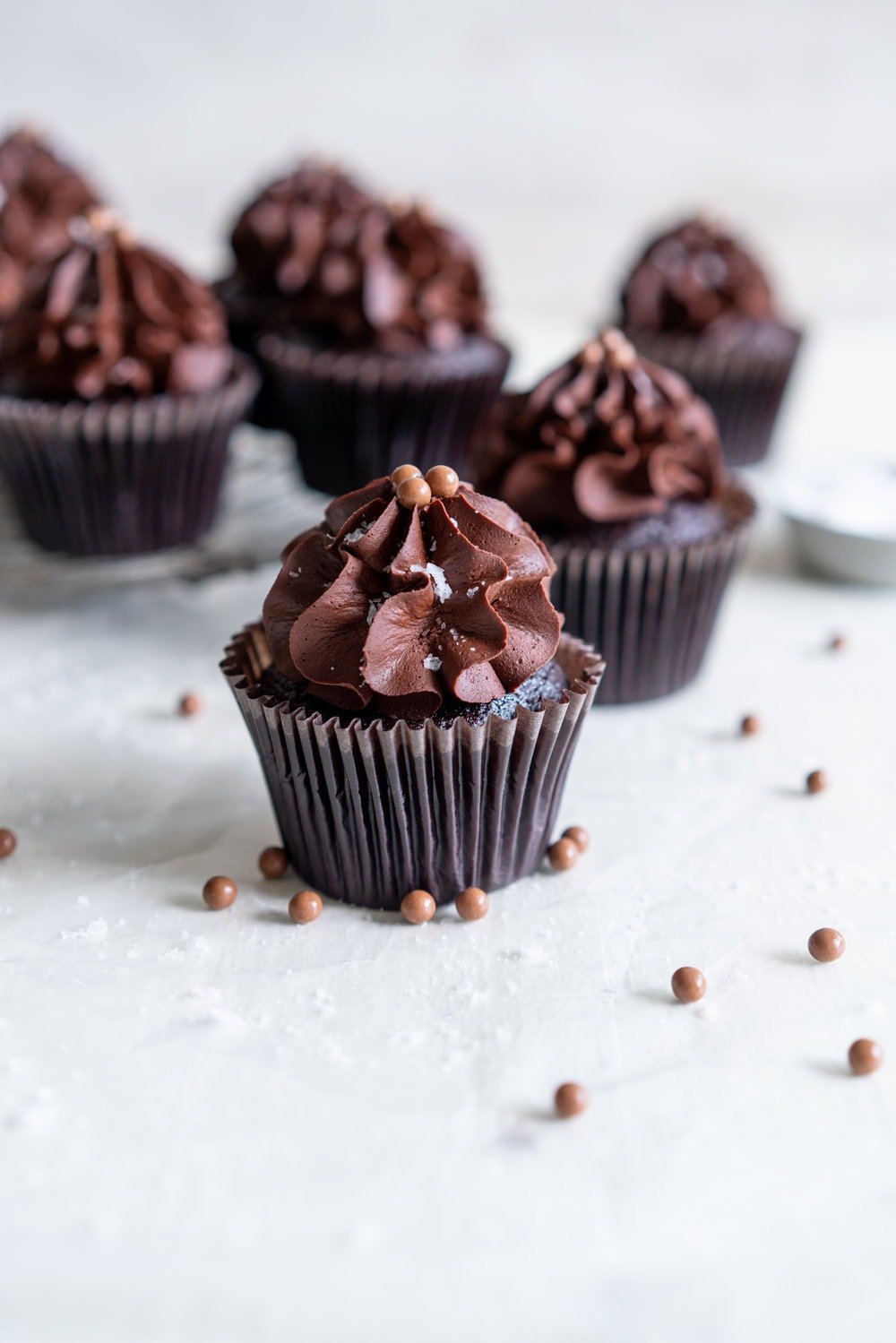 One Bowl Chocolate Cupcakes with Dark Chocolate Sour Cream Ganache Frosting. This recipe for easy chocolate cupcakes topped with a sour cream ganache which is perfect for piping, are so easy and simple to make. #chocolatecupcakes #easychocolatecupcakes #ganachefrosting
